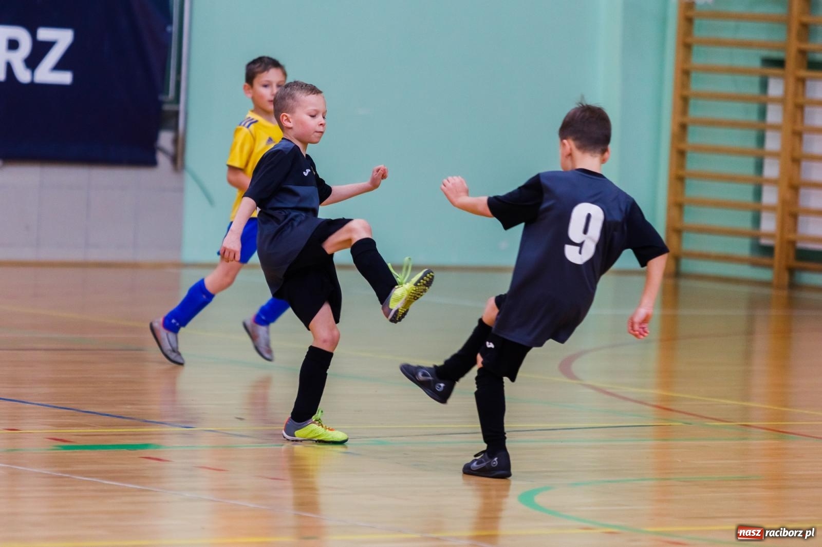 Zdjęcie w galerii na portalu naszraciborz.pl: Piłkarskie zmagania w hali przy Łąkowej. Turniej rocznika 2015 [FOTO] wiadomości z regionu