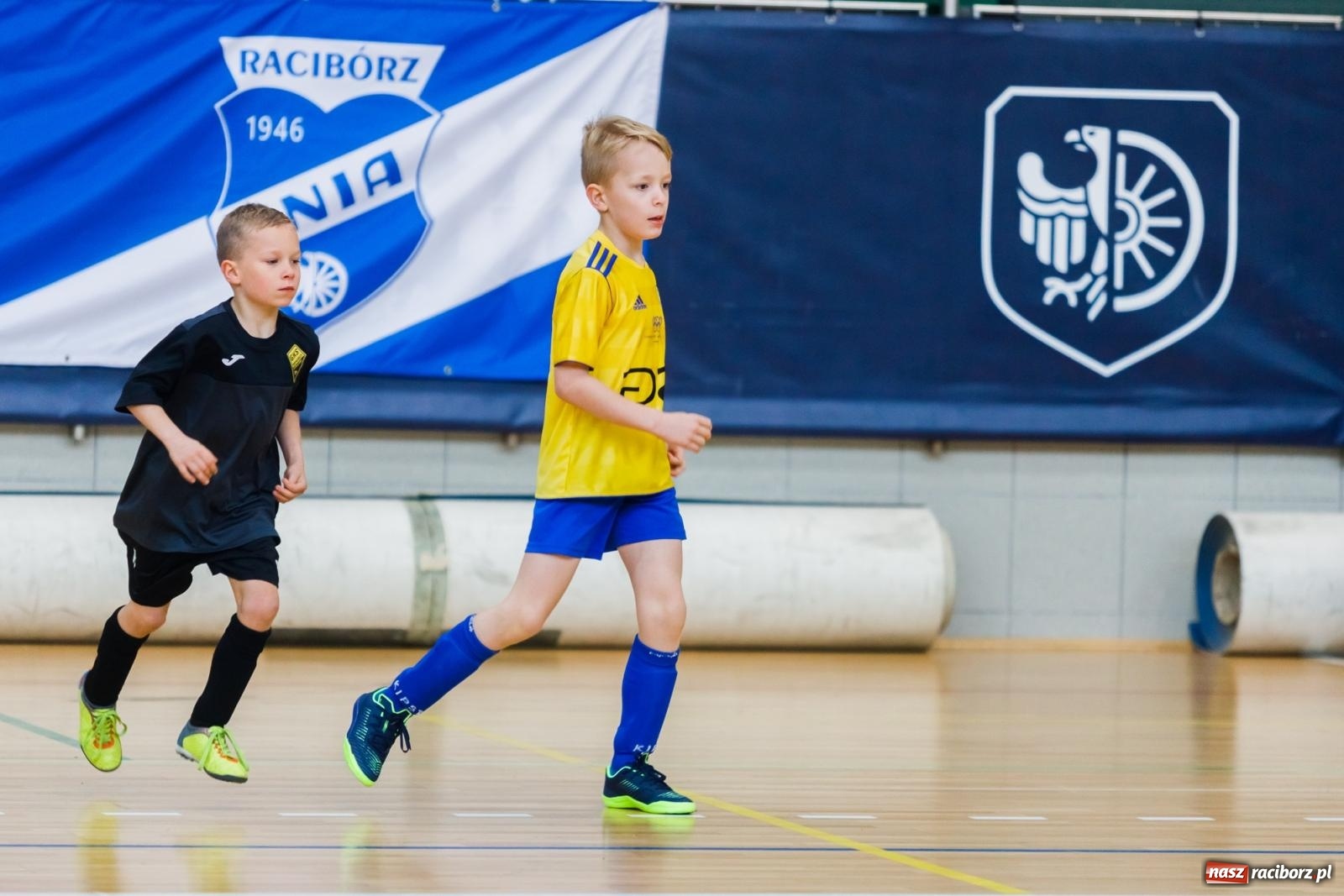 Zdjęcie w galerii na portalu naszraciborz.pl: Piłkarskie zmagania w hali przy Łąkowej. Turniej rocznika 2015 [FOTO] wiadomości z regionu