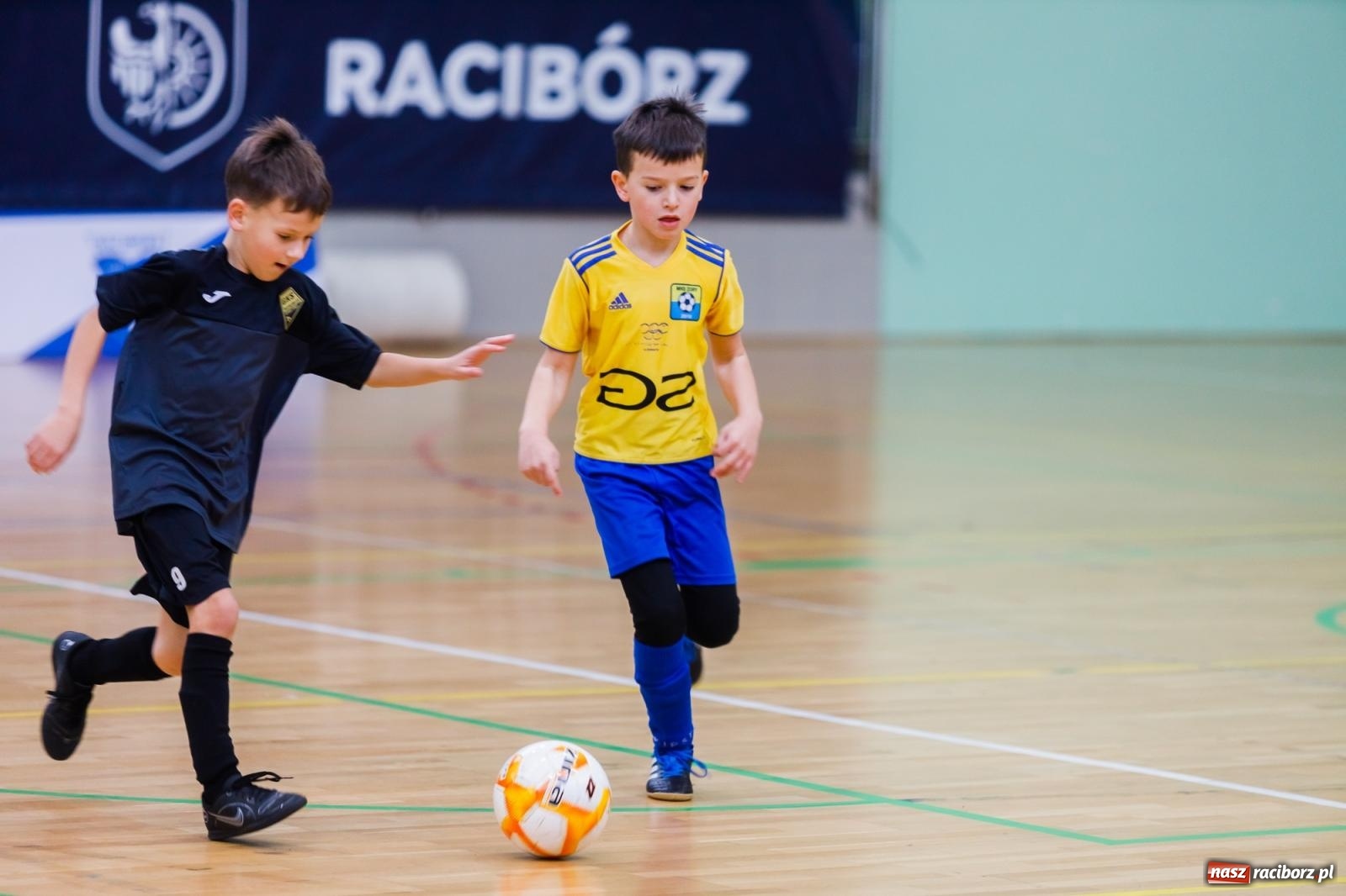 Zdjęcie w galerii na portalu naszraciborz.pl: Piłkarskie zmagania w hali przy Łąkowej. Turniej rocznika 2015 [FOTO] wiadomości z regionu