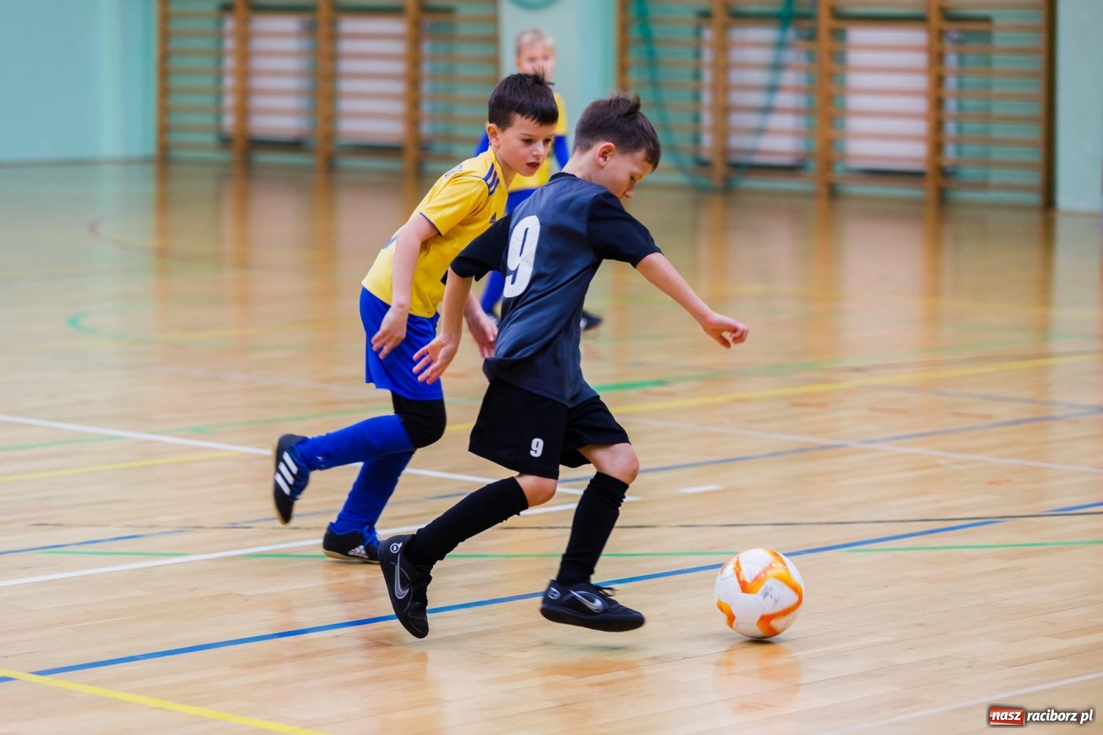 Zdjęcie w galerii na portalu naszraciborz.pl: Piłkarskie zmagania w hali przy Łąkowej. Turniej rocznika 2015 [FOTO] wiadomości z regionu