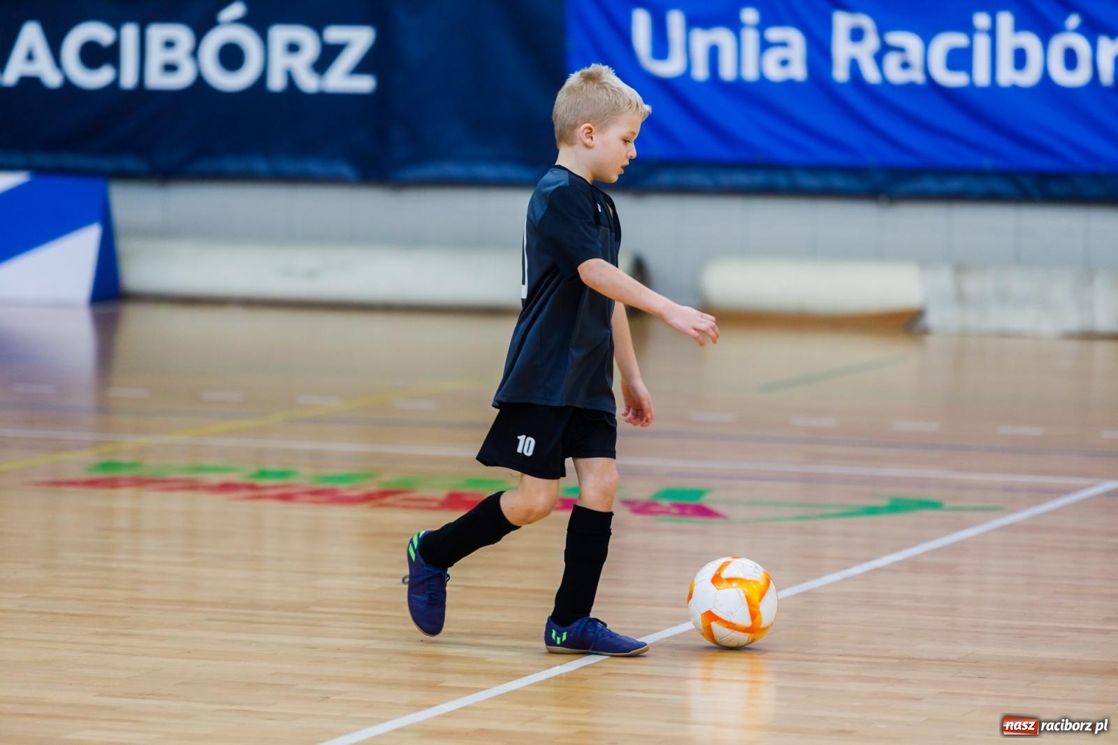 Zdjęcie w galerii na portalu naszraciborz.pl: Piłkarskie zmagania w hali przy Łąkowej. Turniej rocznika 2015 [FOTO] wiadomości z regionu