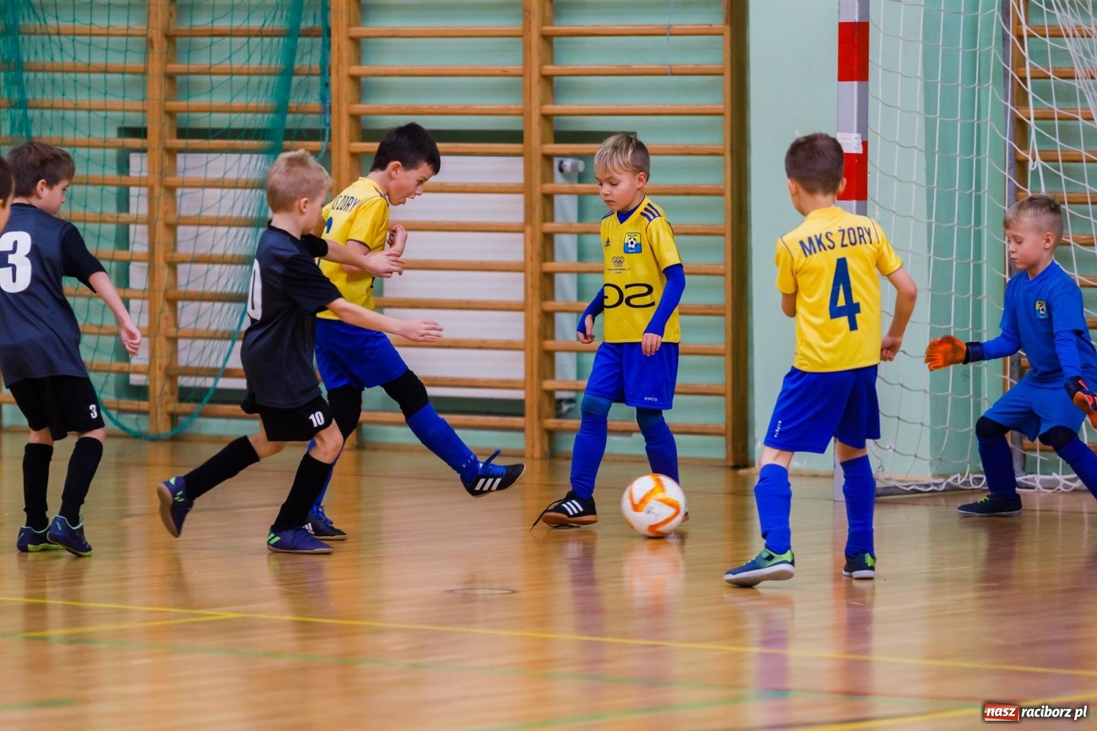 Zdjęcie w galerii na portalu naszraciborz.pl: Piłkarskie zmagania w hali przy Łąkowej. Turniej rocznika 2015 [FOTO] wiadomości z regionu