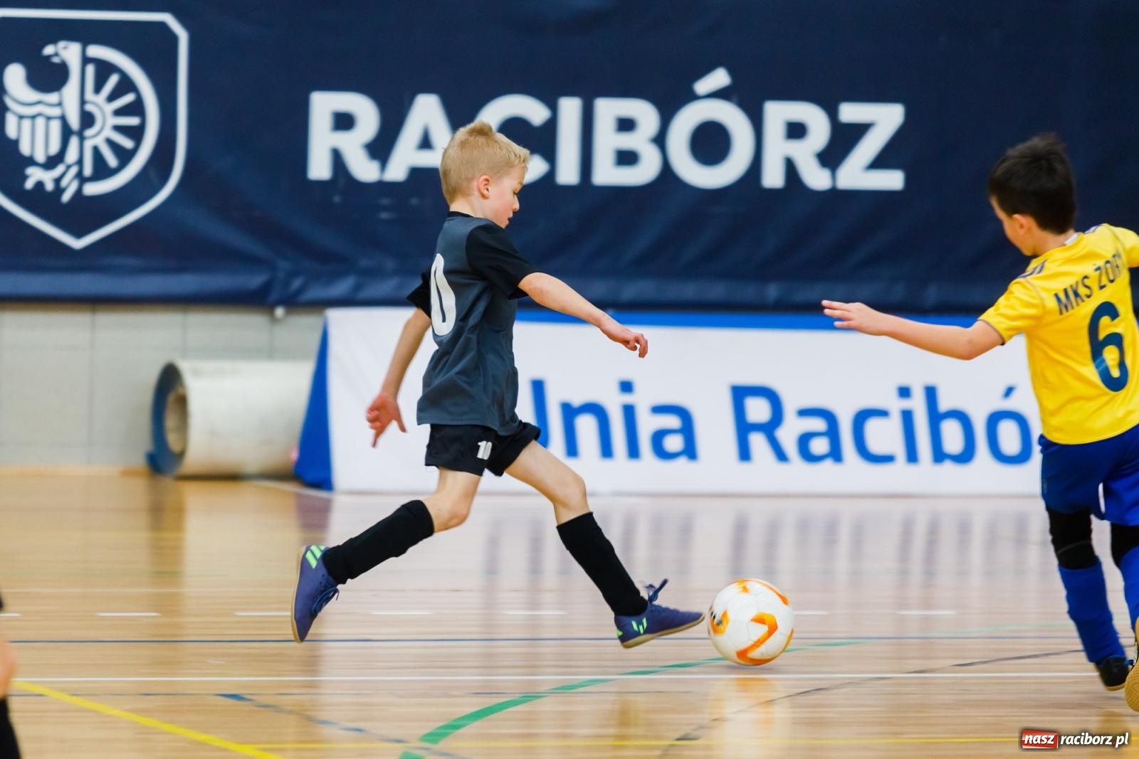 Zdjęcie w galerii na portalu naszraciborz.pl: Piłkarskie zmagania w hali przy Łąkowej. Turniej rocznika 2015 [FOTO] wiadomości z regionu