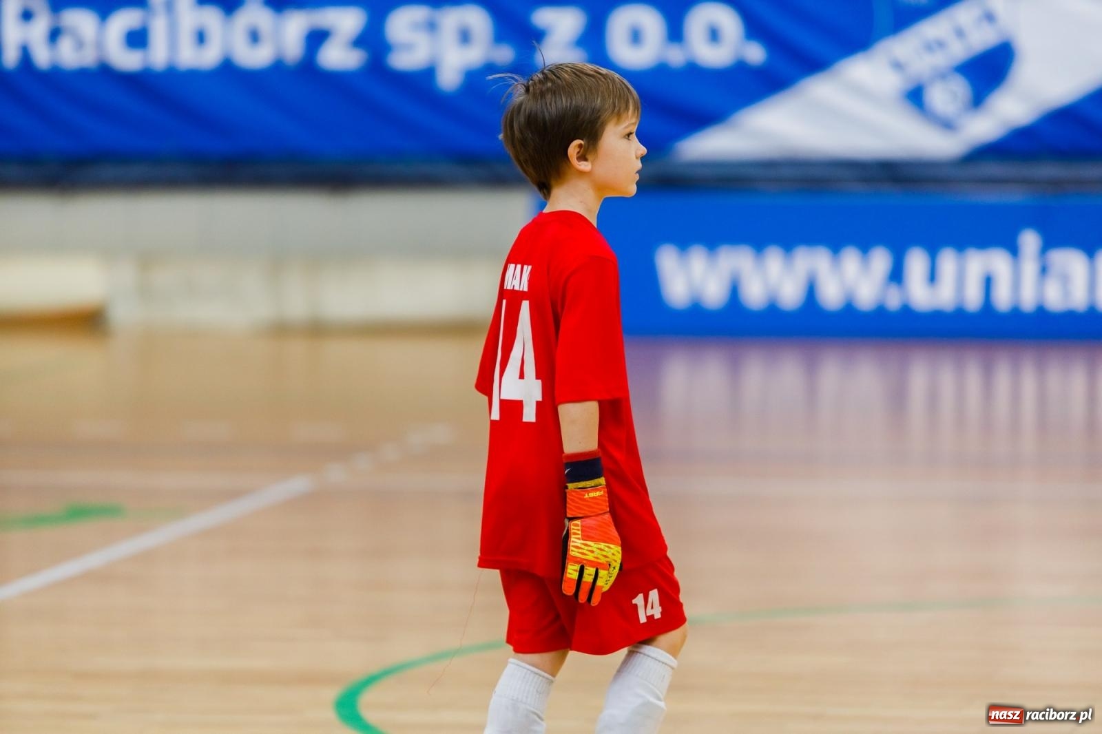 Zdjęcie w galerii na portalu naszraciborz.pl: Piłkarskie zmagania w hali przy Łąkowej. Turniej rocznika 2015 [FOTO] wiadomości z regionu