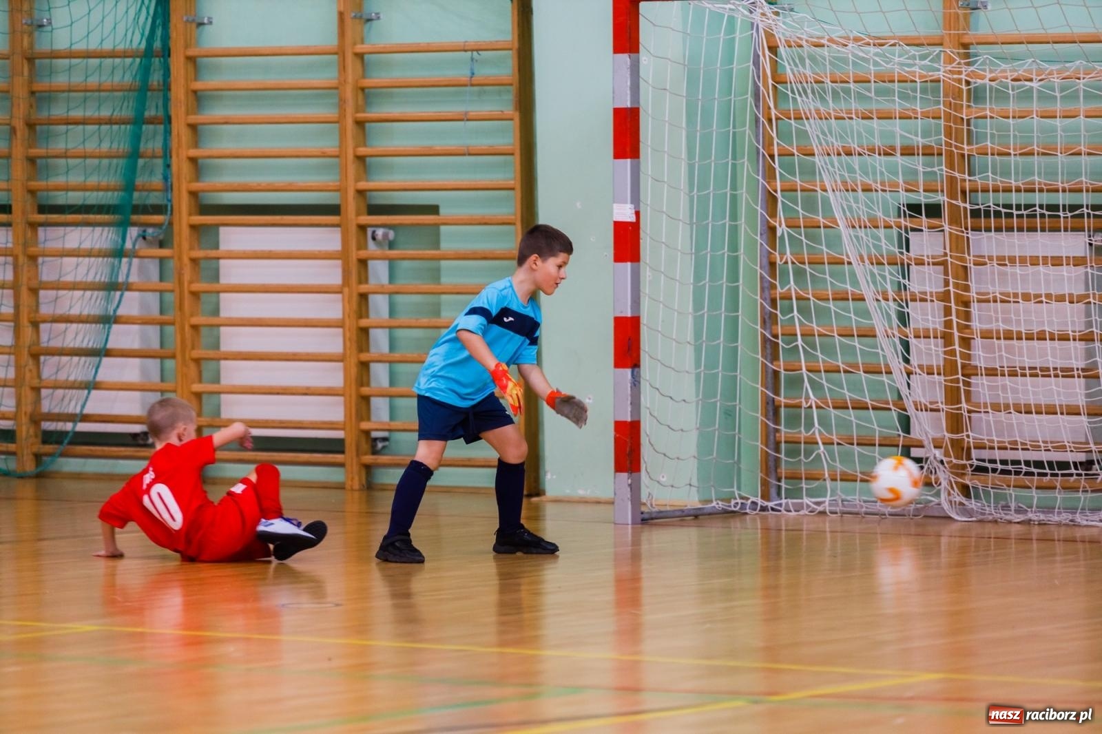 Zdjęcie w galerii na portalu naszraciborz.pl: Piłkarskie zmagania w hali przy Łąkowej. Turniej rocznika 2015 [FOTO] wiadomości z regionu