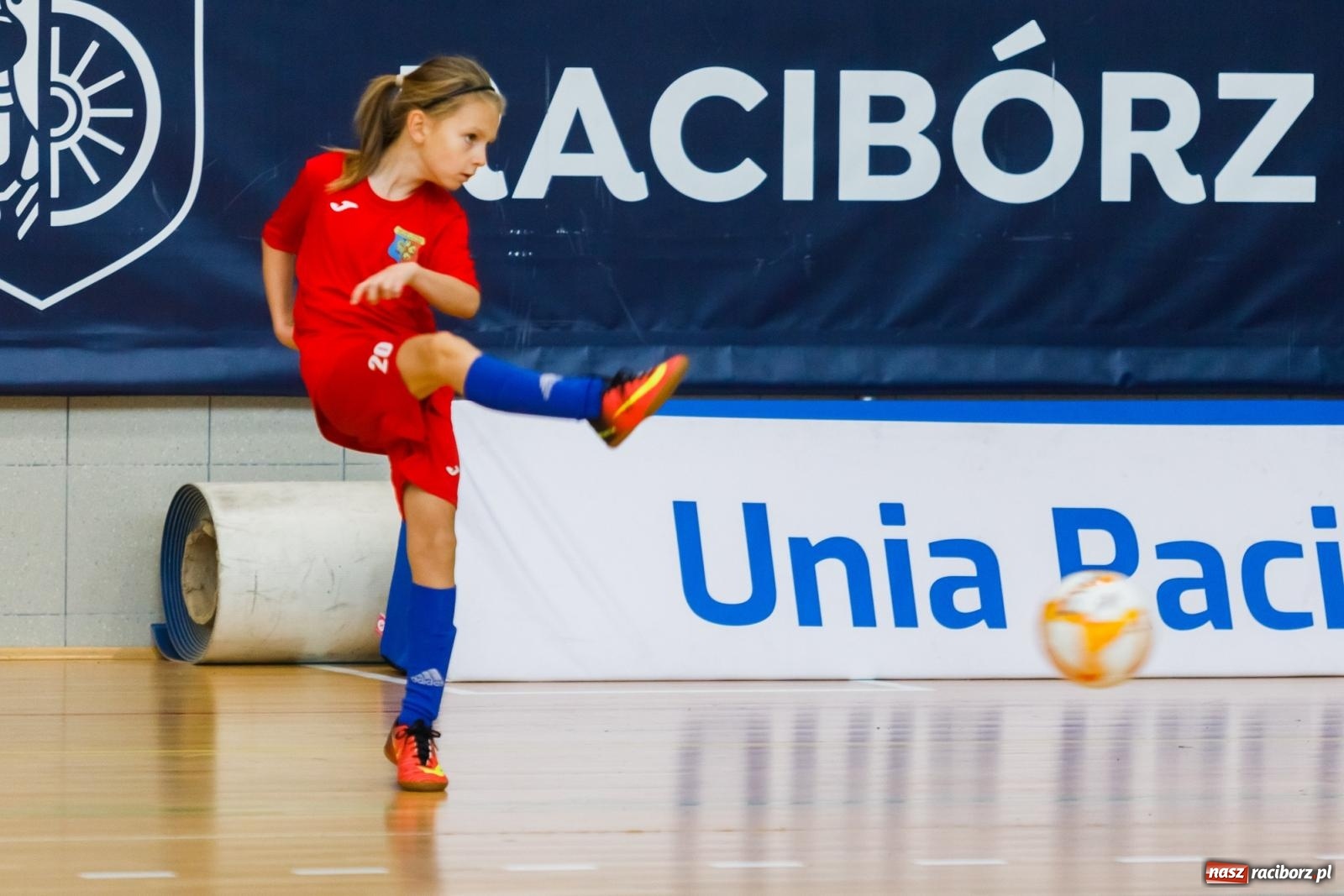 Zdjęcie w galerii na portalu naszraciborz.pl: Piłkarskie zmagania w hali przy Łąkowej. Turniej rocznika 2015 [FOTO] wiadomości z regionu