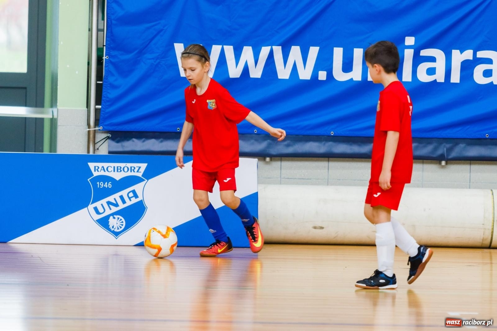 Zdjęcie w galerii na portalu naszraciborz.pl: Piłkarskie zmagania w hali przy Łąkowej. Turniej rocznika 2015 [FOTO] wiadomości z regionu
