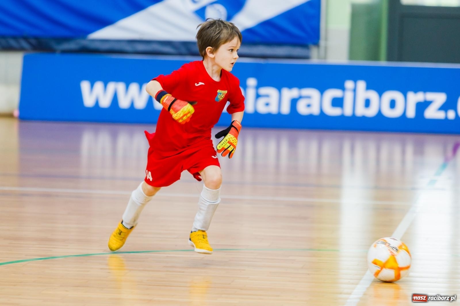 Zdjęcie w galerii na portalu naszraciborz.pl: Piłkarskie zmagania w hali przy Łąkowej. Turniej rocznika 2015 [FOTO] wiadomości z regionu