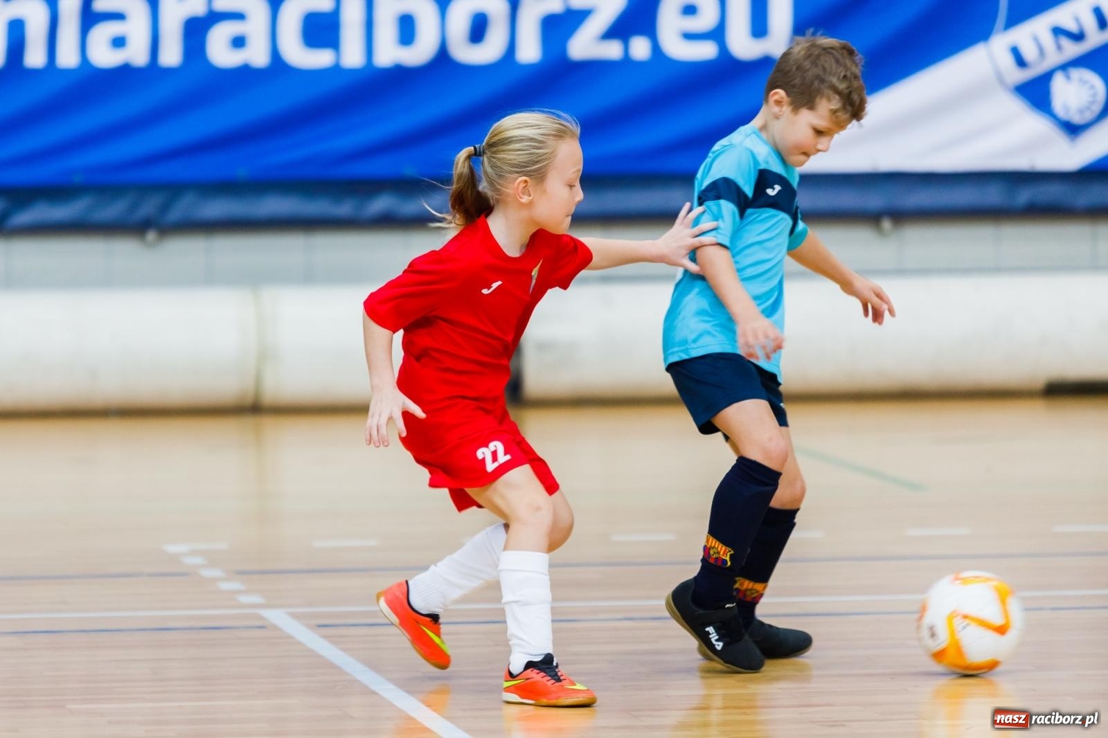 Zdjęcie w galerii na portalu naszraciborz.pl: Piłkarskie zmagania w hali przy Łąkowej. Turniej rocznika 2015 [FOTO] wiadomości z regionu