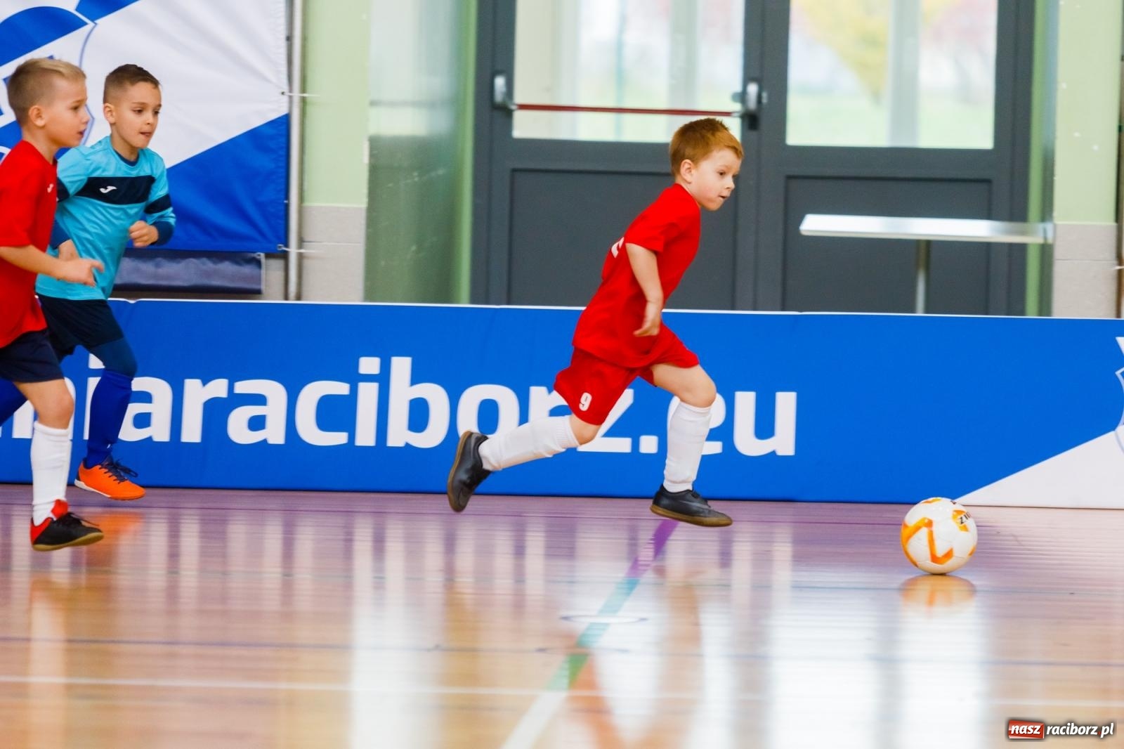 Zdjęcie w galerii na portalu naszraciborz.pl: Piłkarskie zmagania w hali przy Łąkowej. Turniej rocznika 2015 [FOTO] wiadomości z regionu