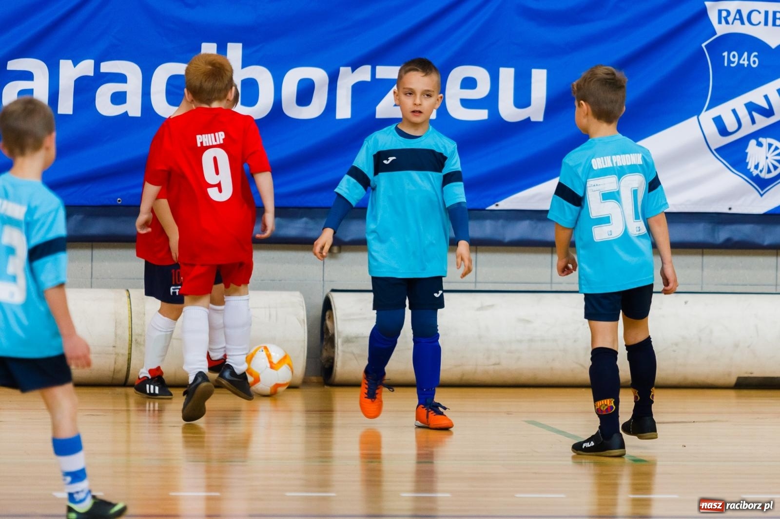 Zdjęcie w galerii na portalu naszraciborz.pl: Piłkarskie zmagania w hali przy Łąkowej. Turniej rocznika 2015 [FOTO] wiadomości z regionu