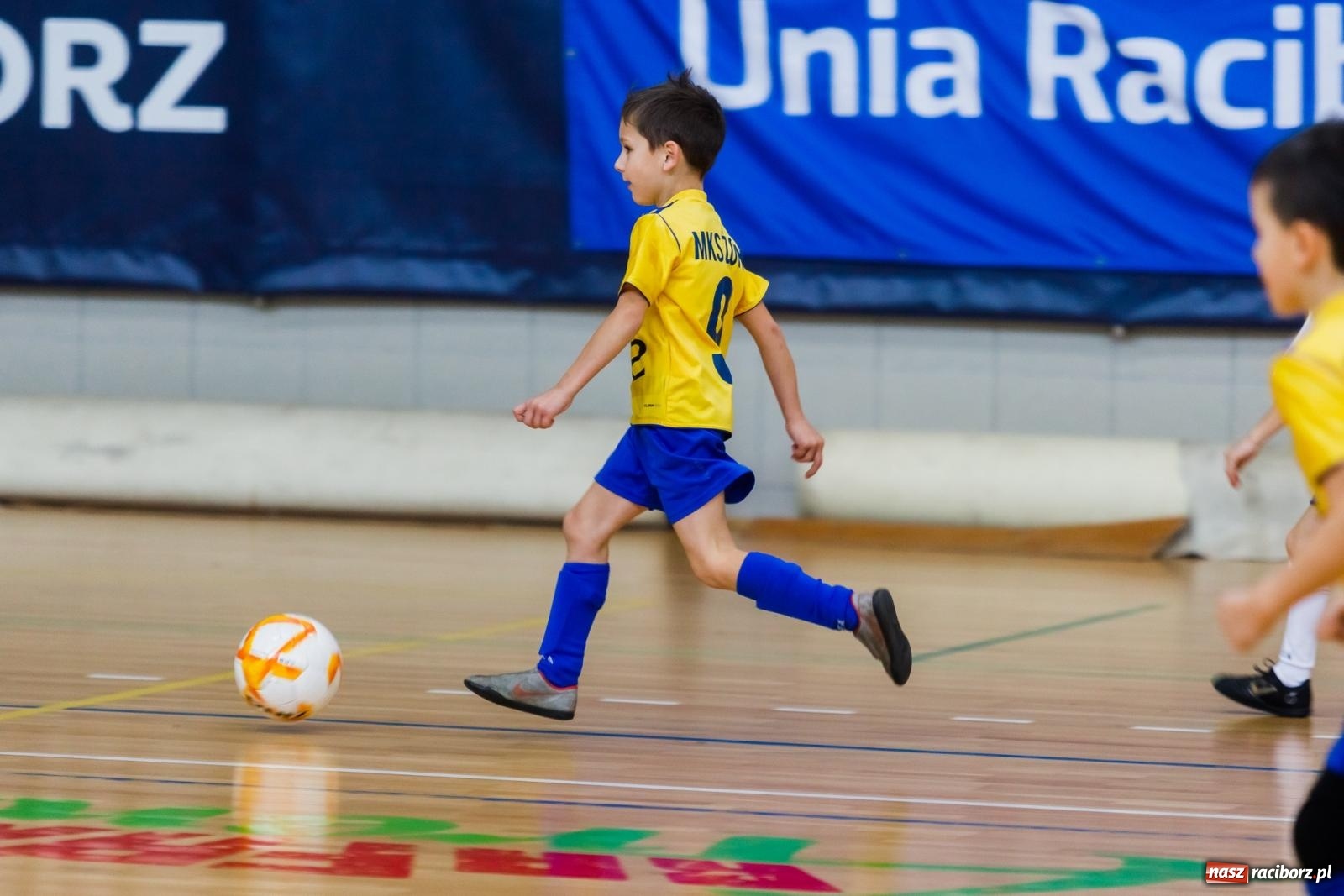 Zdjęcie w galerii na portalu naszraciborz.pl: Piłkarskie zmagania w hali przy Łąkowej. Turniej rocznika 2015 [FOTO] wiadomości z regionu