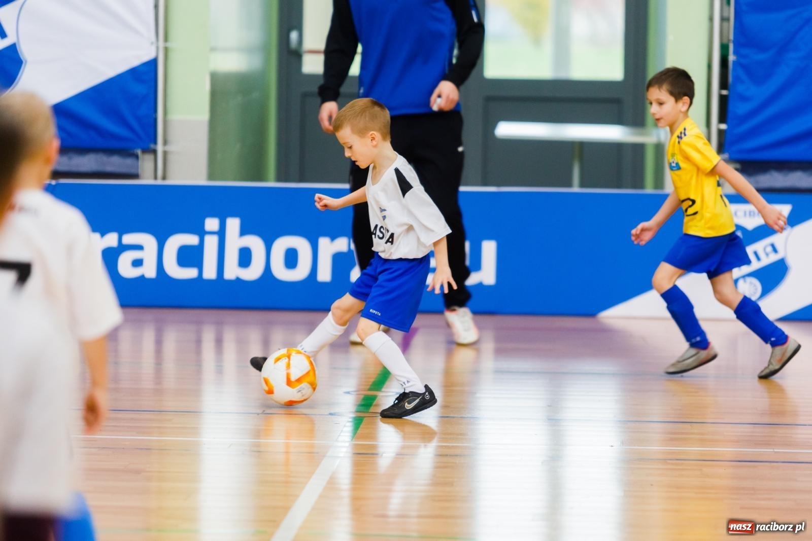 Zdjęcie w galerii na portalu naszraciborz.pl: Piłkarskie zmagania w hali przy Łąkowej. Turniej rocznika 2015 [FOTO] wiadomości z regionu
