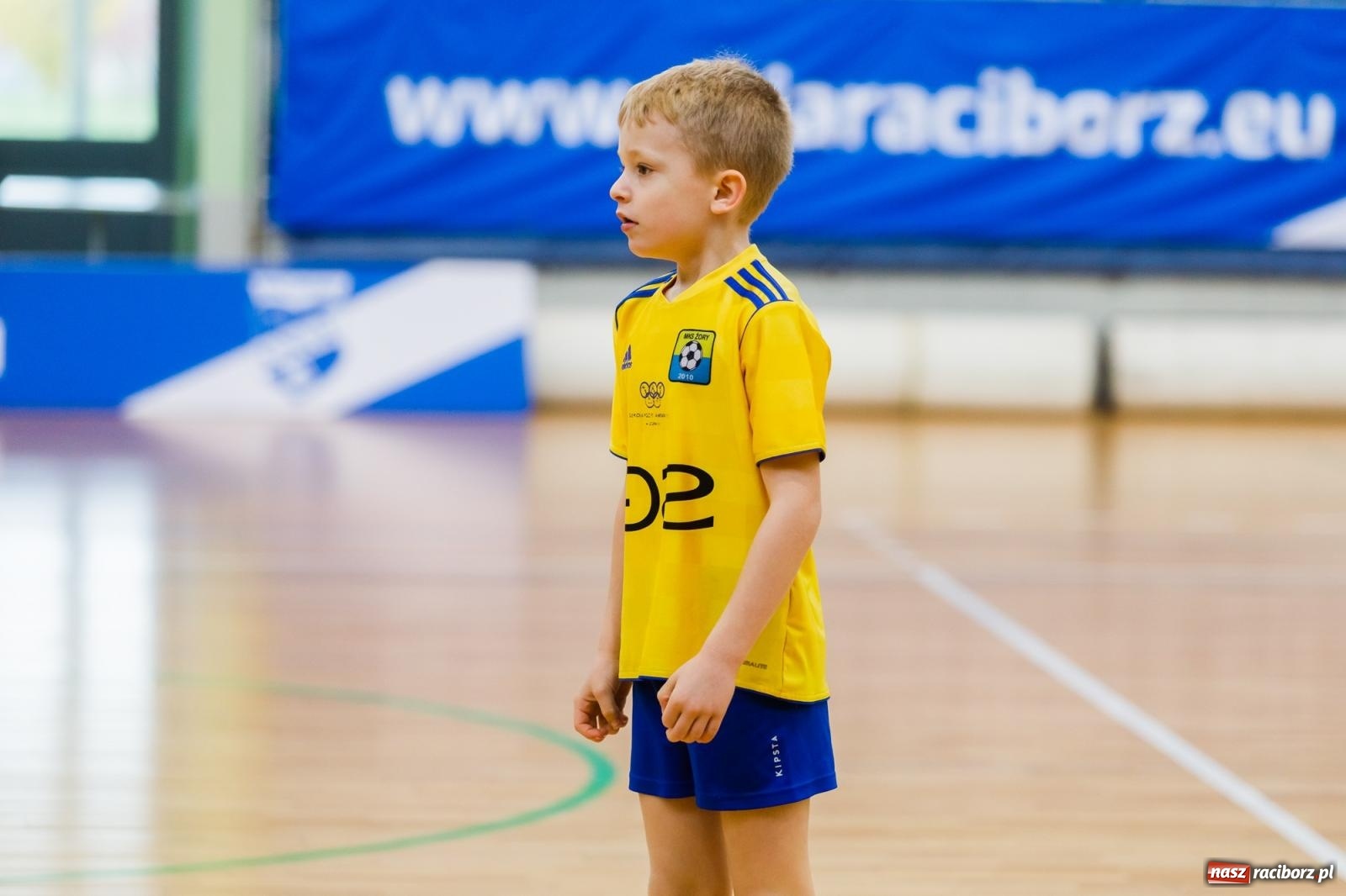 Zdjęcie w galerii na portalu naszraciborz.pl: Piłkarskie zmagania w hali przy Łąkowej. Turniej rocznika 2015 [FOTO] wiadomości z regionu