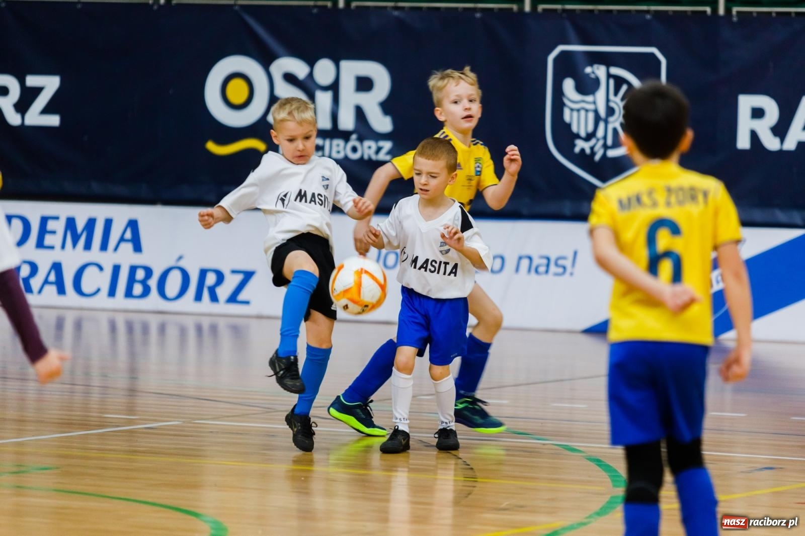 Zdjęcie w galerii na portalu naszraciborz.pl: Piłkarskie zmagania w hali przy Łąkowej. Turniej rocznika 2015 [FOTO] wiadomości z regionu