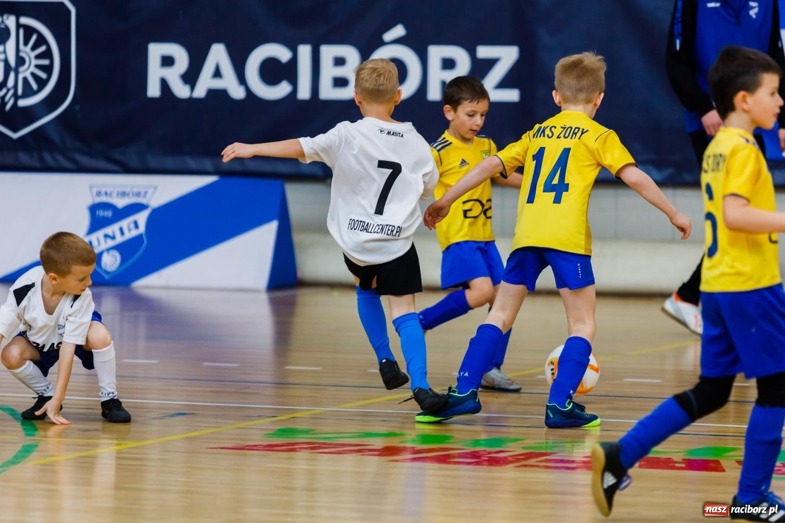 Zdjęcie w galerii na portalu naszraciborz.pl: Piłkarskie zmagania w hali przy Łąkowej. Turniej rocznika 2015 [FOTO] wiadomości z regionu
