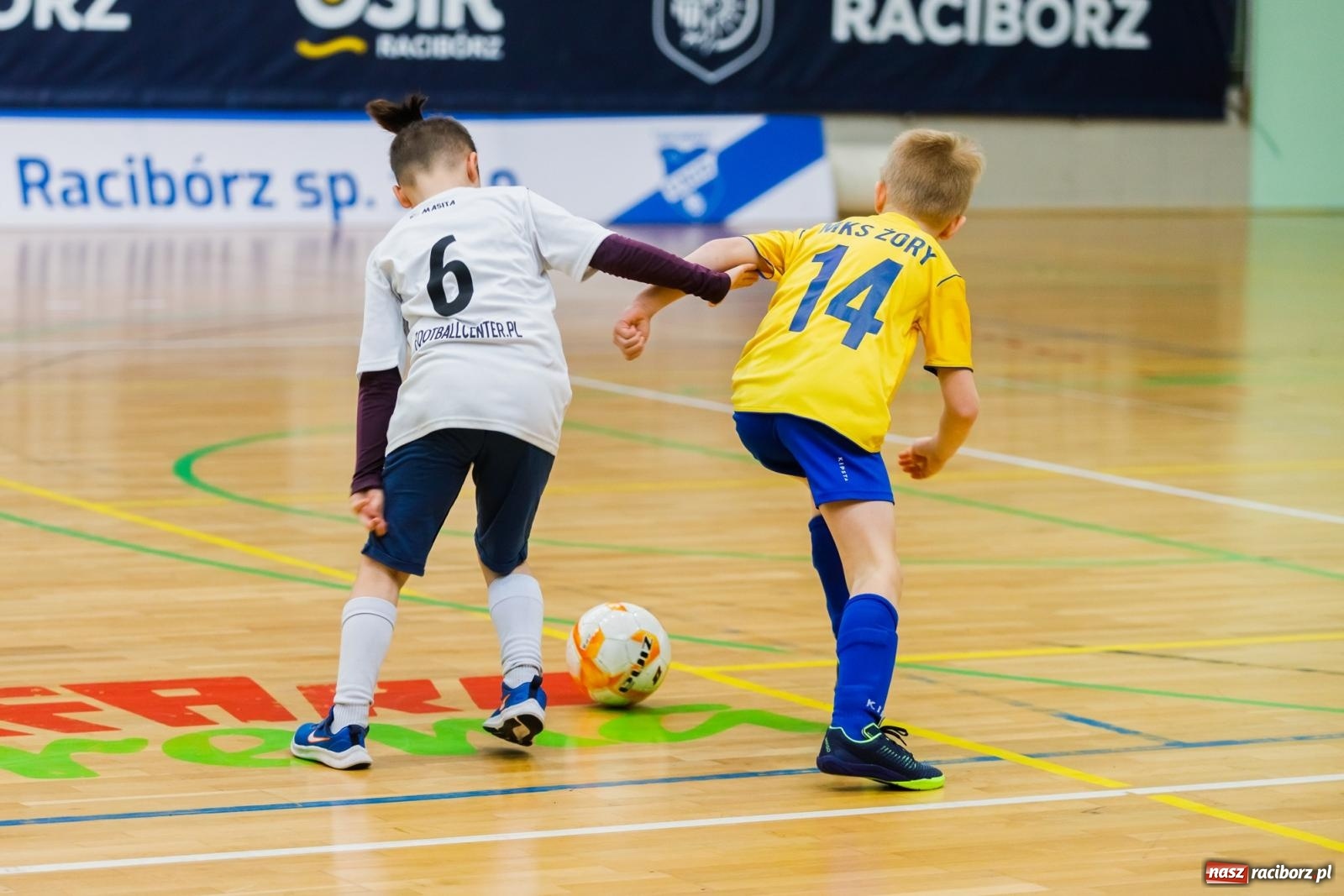 Zdjęcie w galerii na portalu naszraciborz.pl: Piłkarskie zmagania w hali przy Łąkowej. Turniej rocznika 2015 [FOTO] wiadomości z regionu