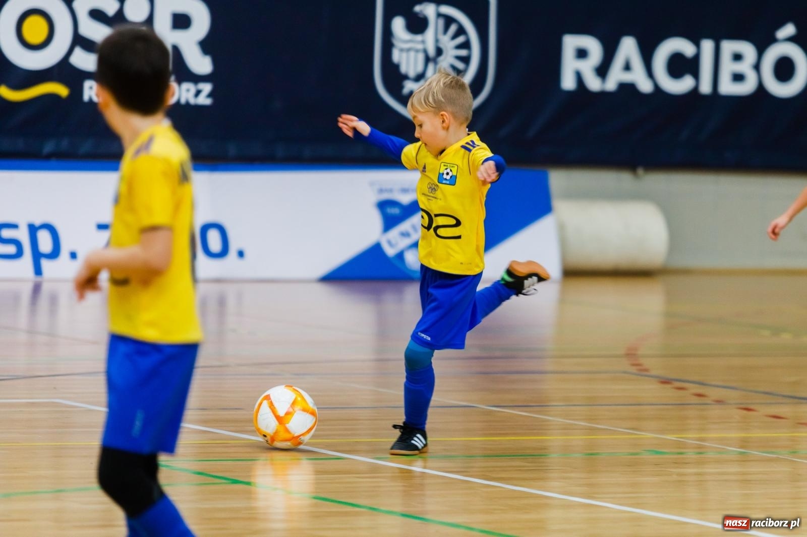 Zdjęcie w galerii na portalu naszraciborz.pl: Piłkarskie zmagania w hali przy Łąkowej. Turniej rocznika 2015 [FOTO] wiadomości z regionu