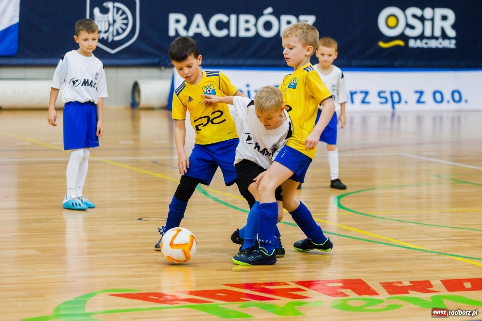 Zdjęcie w galerii na portalu naszraciborz.pl: Piłkarskie zmagania w hali przy Łąkowej. Turniej rocznika 2015 [FOTO] wiadomości z regionu