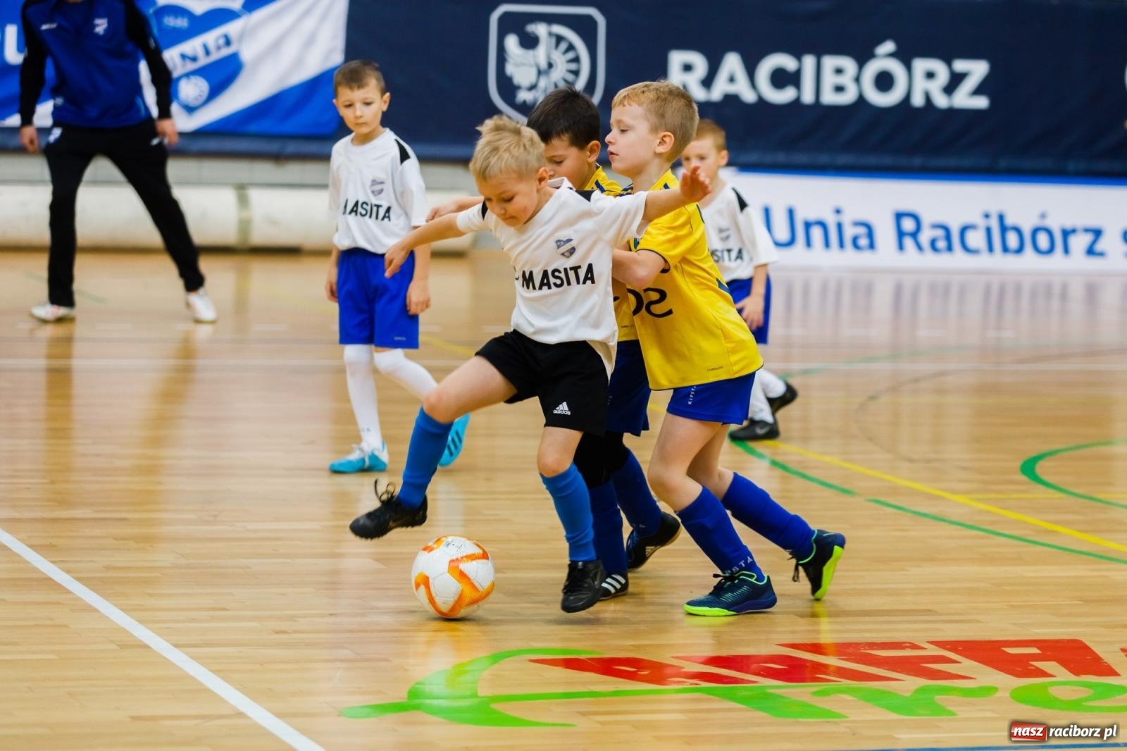 Zdjęcie w galerii na portalu naszraciborz.pl: Piłkarskie zmagania w hali przy Łąkowej. Turniej rocznika 2015 [FOTO] wiadomości z regionu