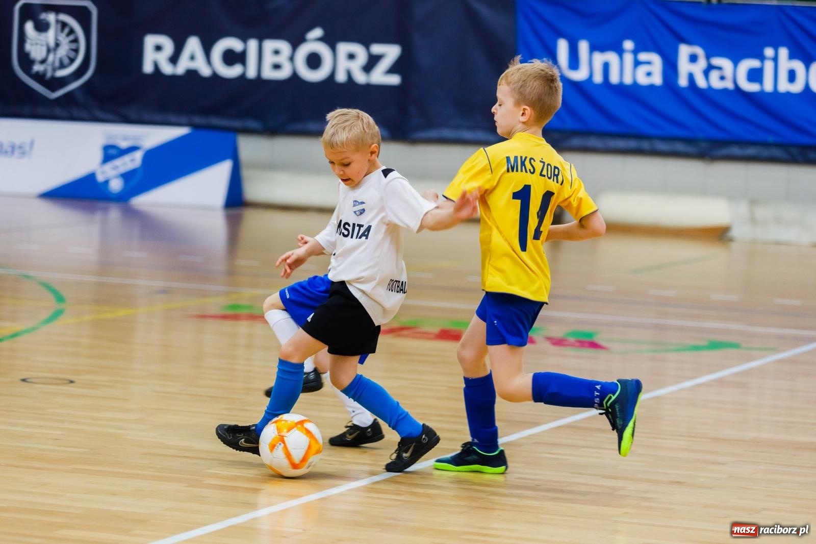 Zdjęcie w galerii na portalu naszraciborz.pl: Piłkarskie zmagania w hali przy Łąkowej. Turniej rocznika 2015 [FOTO] wiadomości z regionu
