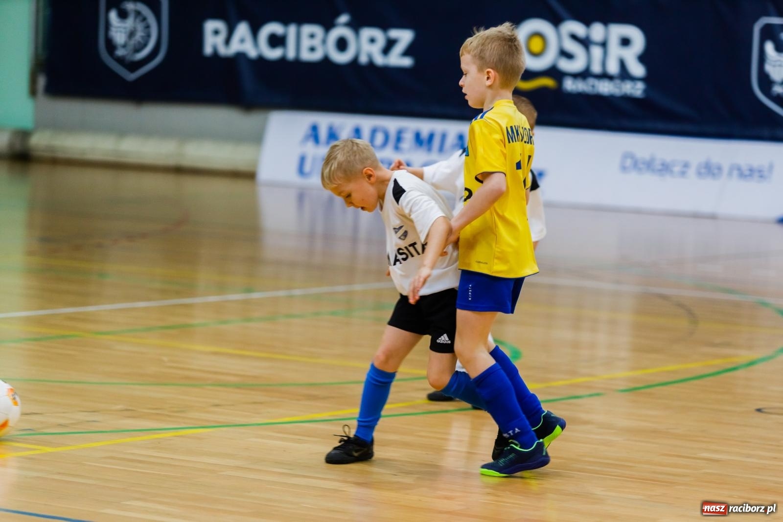Zdjęcie w galerii na portalu naszraciborz.pl: Piłkarskie zmagania w hali przy Łąkowej. Turniej rocznika 2015 [FOTO] wiadomości z regionu