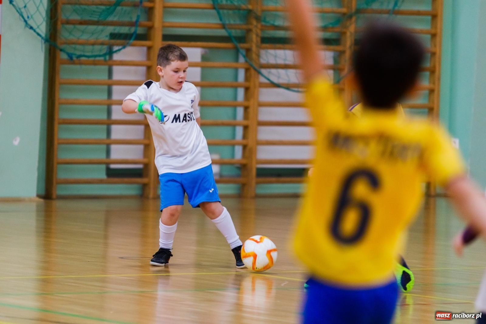 Zdjęcie w galerii na portalu naszraciborz.pl: Piłkarskie zmagania w hali przy Łąkowej. Turniej rocznika 2015 [FOTO] wiadomości z regionu