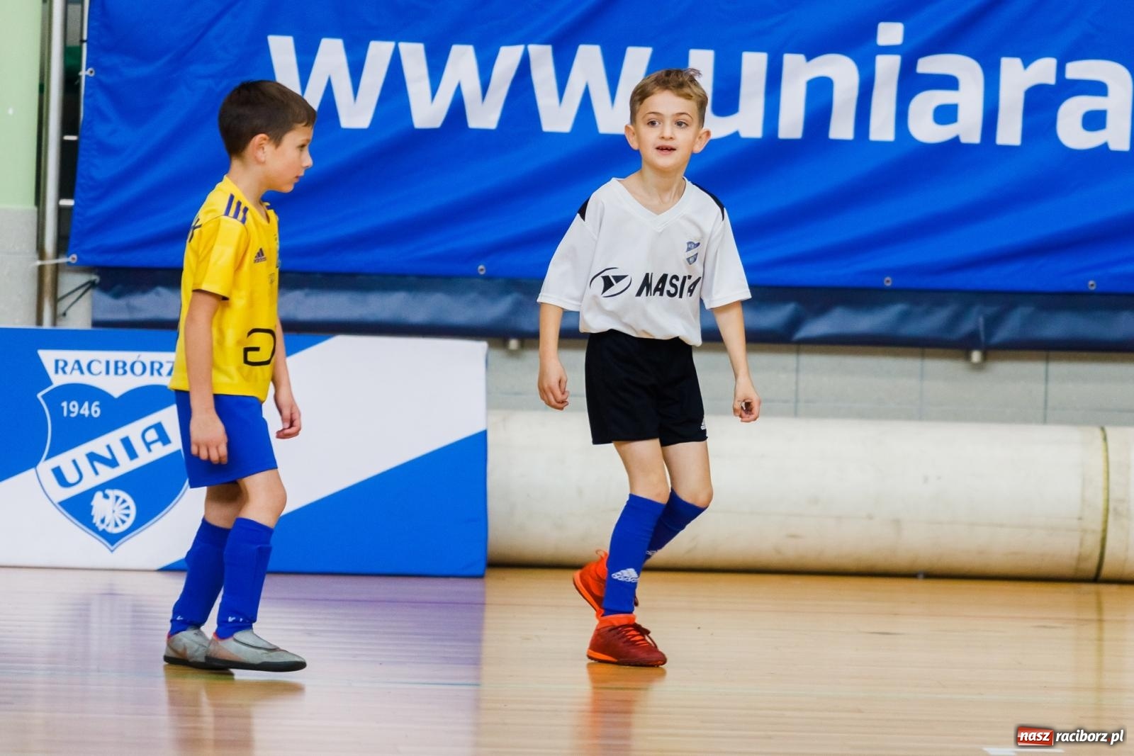 Zdjęcie w galerii na portalu naszraciborz.pl: Piłkarskie zmagania w hali przy Łąkowej. Turniej rocznika 2015 [FOTO] wiadomości z regionu