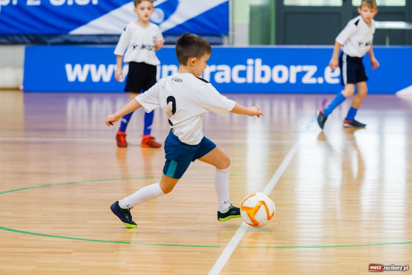Zdjęcie w galerii na portalu naszraciborz.pl: Piłkarskie zmagania w hali przy Łąkowej. Turniej rocznika 2015 [FOTO] wiadomości z regionu