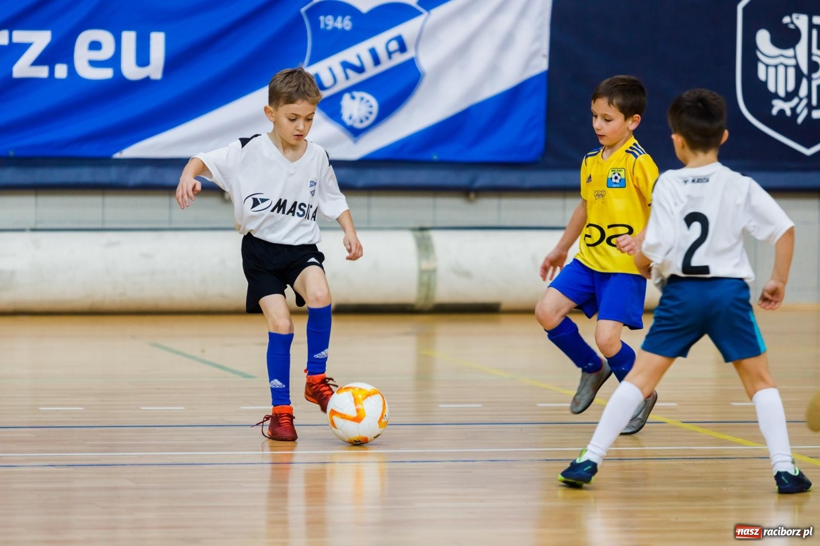 Zdjęcie w galerii na portalu naszraciborz.pl: Piłkarskie zmagania w hali przy Łąkowej. Turniej rocznika 2015 [FOTO] wiadomości z regionu