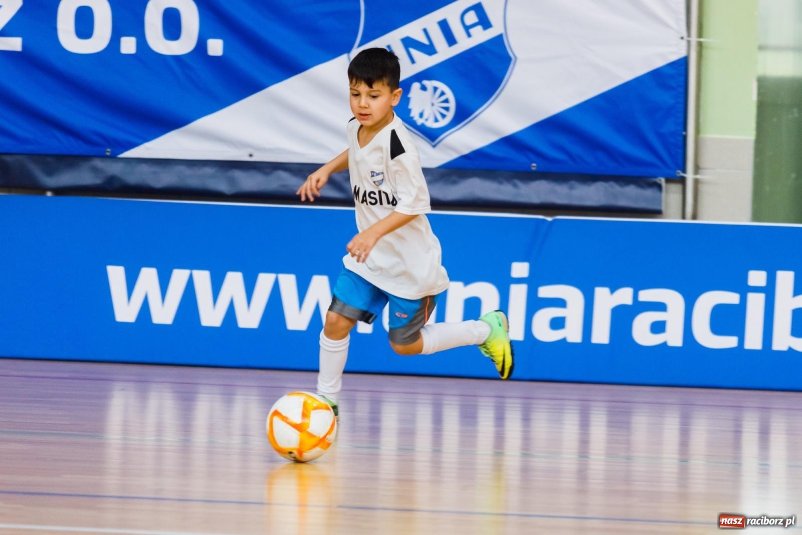 Zdjęcie w galerii na portalu naszraciborz.pl: Piłkarskie zmagania w hali przy Łąkowej. Turniej rocznika 2015 [FOTO] wiadomości z regionu