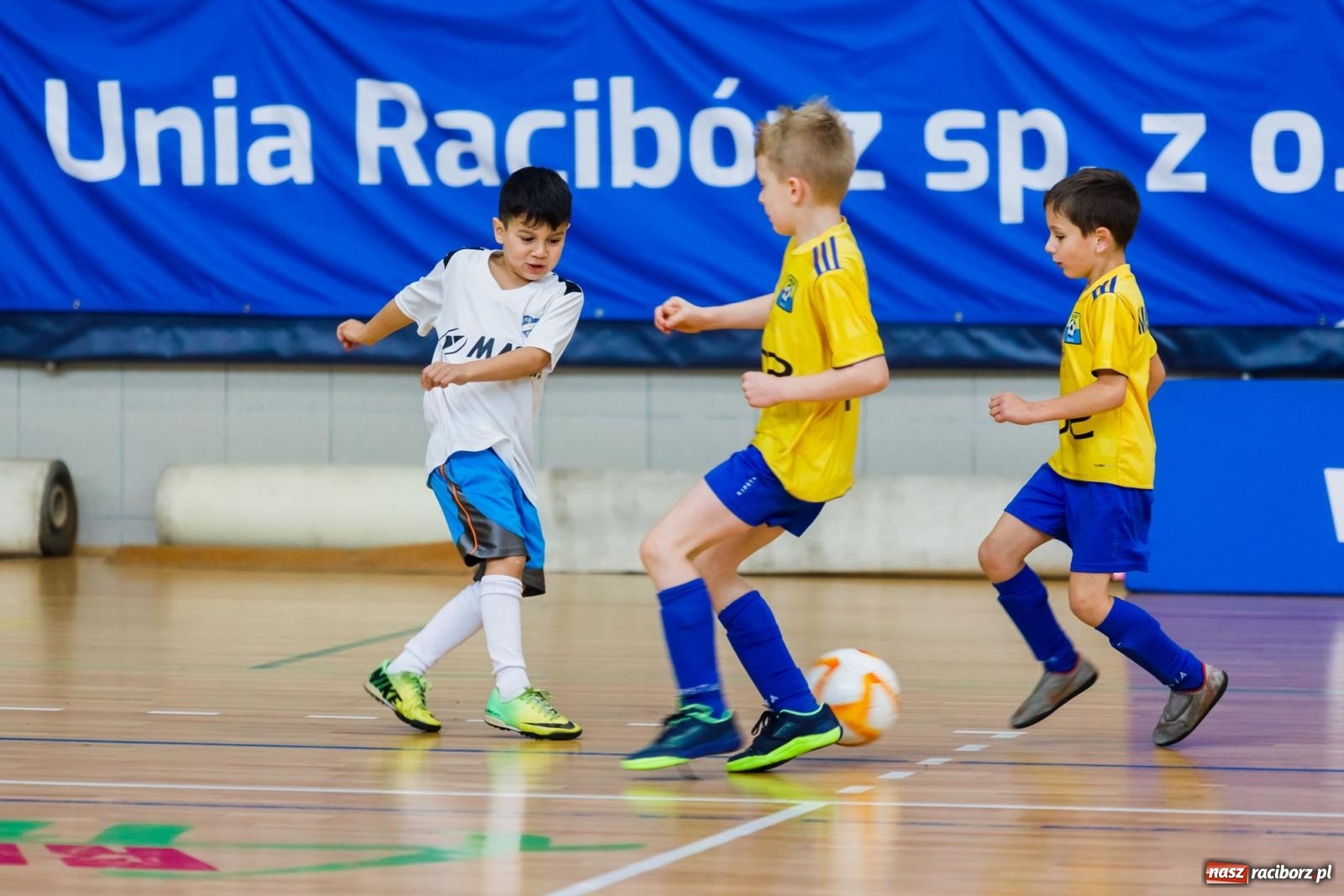 Zdjęcie w galerii na portalu naszraciborz.pl: Piłkarskie zmagania w hali przy Łąkowej. Turniej rocznika 2015 [FOTO] wiadomości z regionu