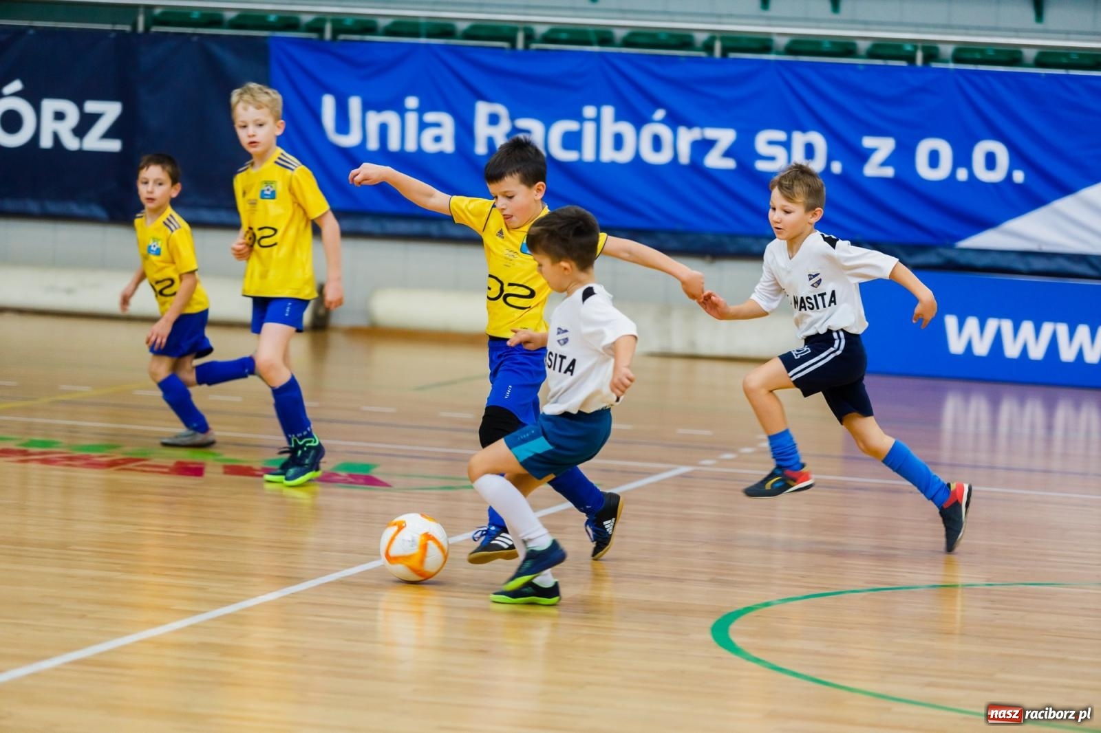 Zdjęcie w galerii na portalu naszraciborz.pl: Piłkarskie zmagania w hali przy Łąkowej. Turniej rocznika 2015 [FOTO] wiadomości z regionu