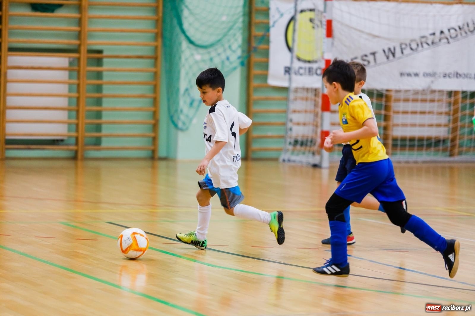 Zdjęcie w galerii na portalu naszraciborz.pl: Piłkarskie zmagania w hali przy Łąkowej. Turniej rocznika 2015 [FOTO] wiadomości z regionu