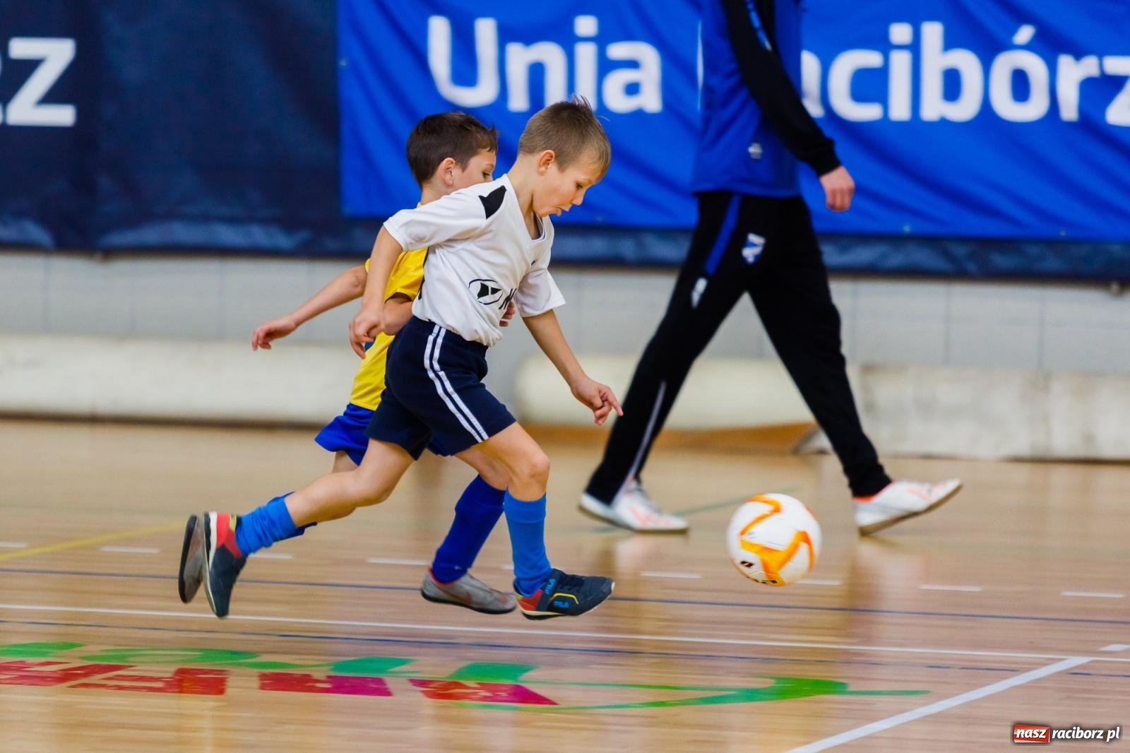 Zdjęcie w galerii na portalu naszraciborz.pl: Piłkarskie zmagania w hali przy Łąkowej. Turniej rocznika 2015 [FOTO] wiadomości z regionu