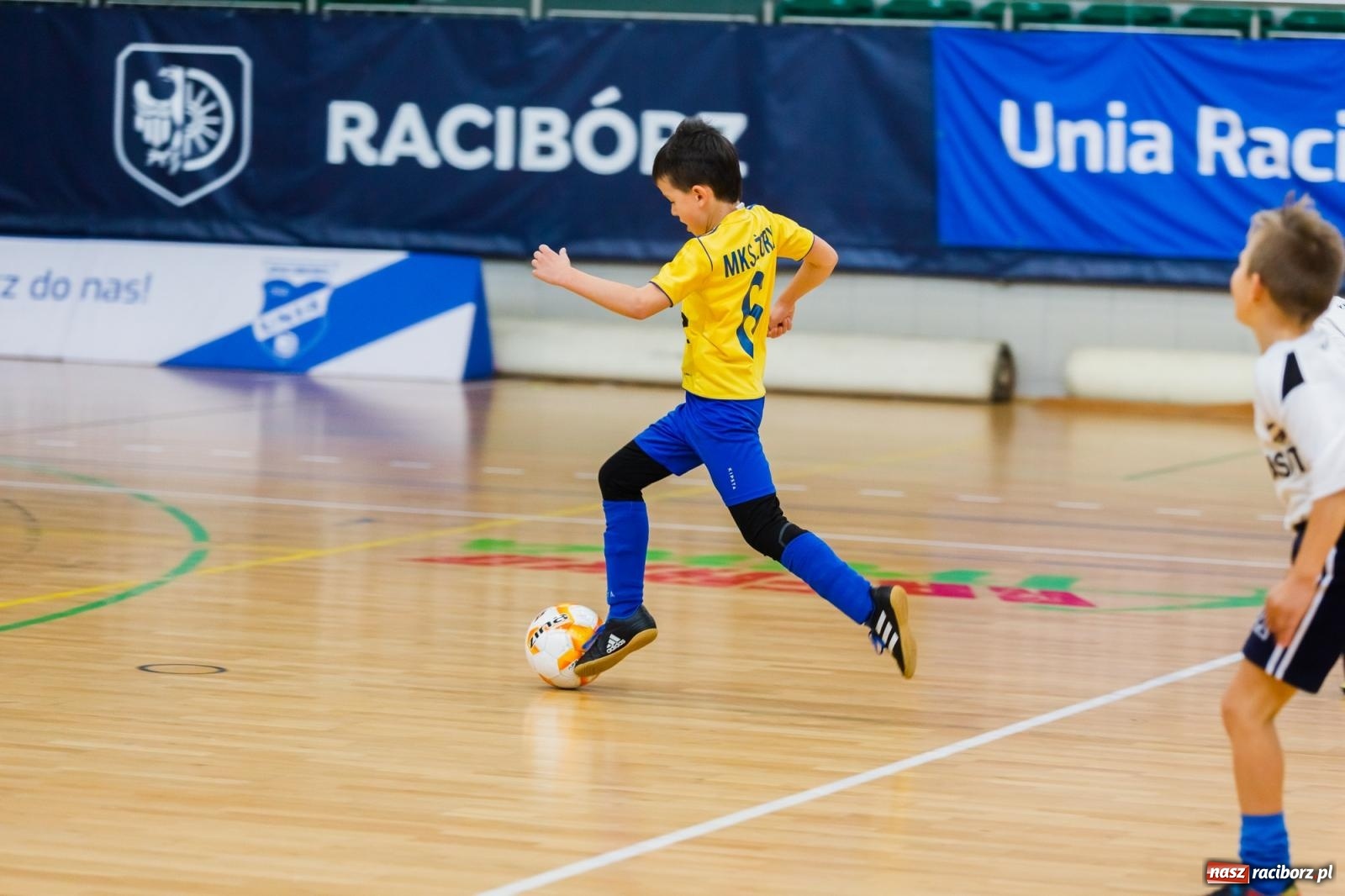 Zdjęcie w galerii na portalu naszraciborz.pl: Piłkarskie zmagania w hali przy Łąkowej. Turniej rocznika 2015 [FOTO] wiadomości z regionu