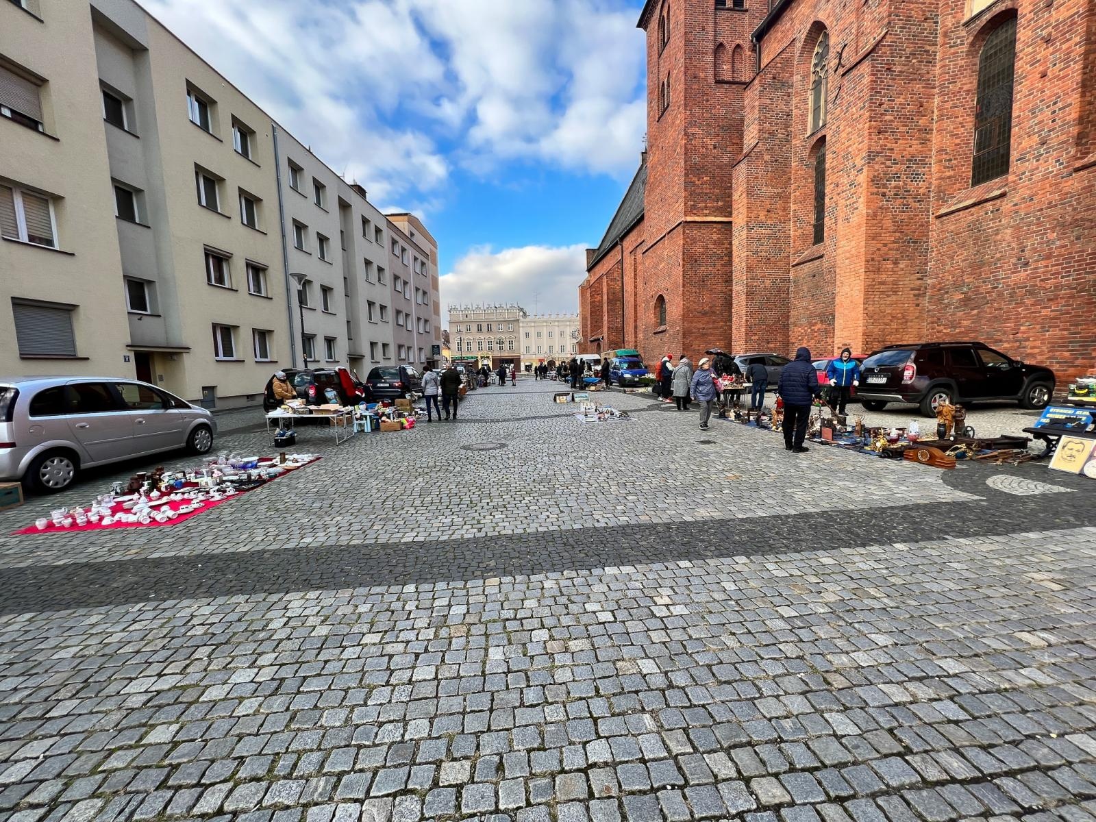 Zdjęcie w galerii na portalu naszraciborz.pl: Ciekawostki listopadowego targu staroci w Raciborzu wiadomości z regionu