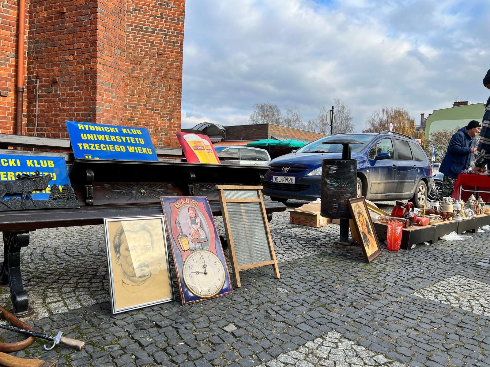 Zdjęcie w galerii na portalu naszraciborz.pl: Ciekawostki listopadowego targu staroci w Raciborzu wiadomości z regionu