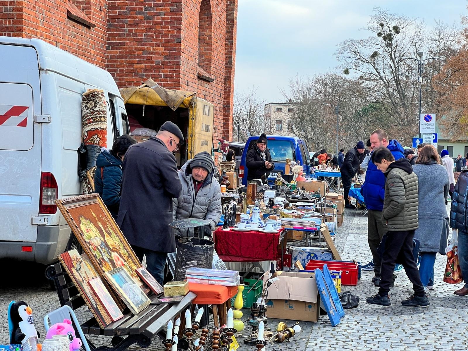 Zdjęcie w galerii na portalu naszraciborz.pl: Ciekawostki listopadowego targu staroci w Raciborzu wiadomości z regionu