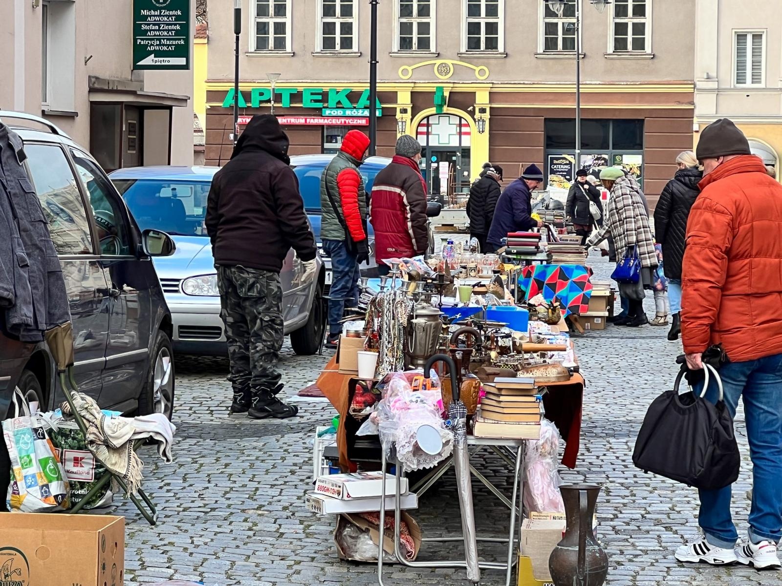 Zdjęcie w galerii na portalu naszraciborz.pl: Ciekawostki listopadowego targu staroci w Raciborzu wiadomości z regionu