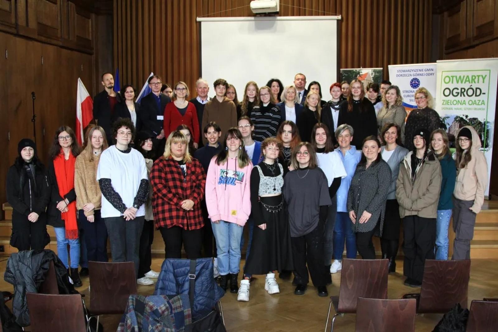 Zdjęcie w galerii na portalu naszraciborz.pl: Otwarty ogród - zielona oaza spotkań, nauki, sztuki i relaksu w I LO [WIDEO] wiadomości z regionu