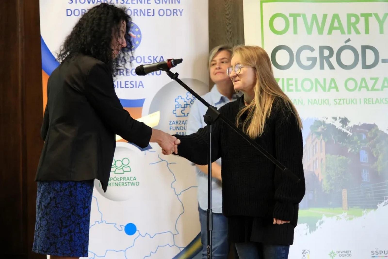 Zdjęcie w galerii na portalu naszraciborz.pl: Otwarty ogród - zielona oaza spotkań, nauki, sztuki i relaksu w I LO [WIDEO] wiadomości z regionu