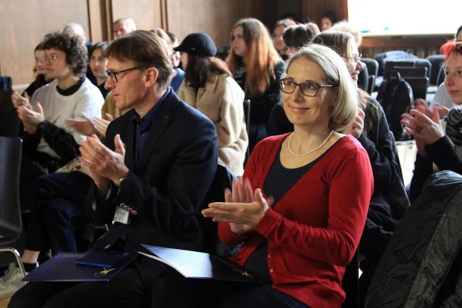 Zdjęcie w galerii na portalu naszraciborz.pl: Otwarty ogród - zielona oaza spotkań, nauki, sztuki i relaksu w I LO [WIDEO] wiadomości z regionu
