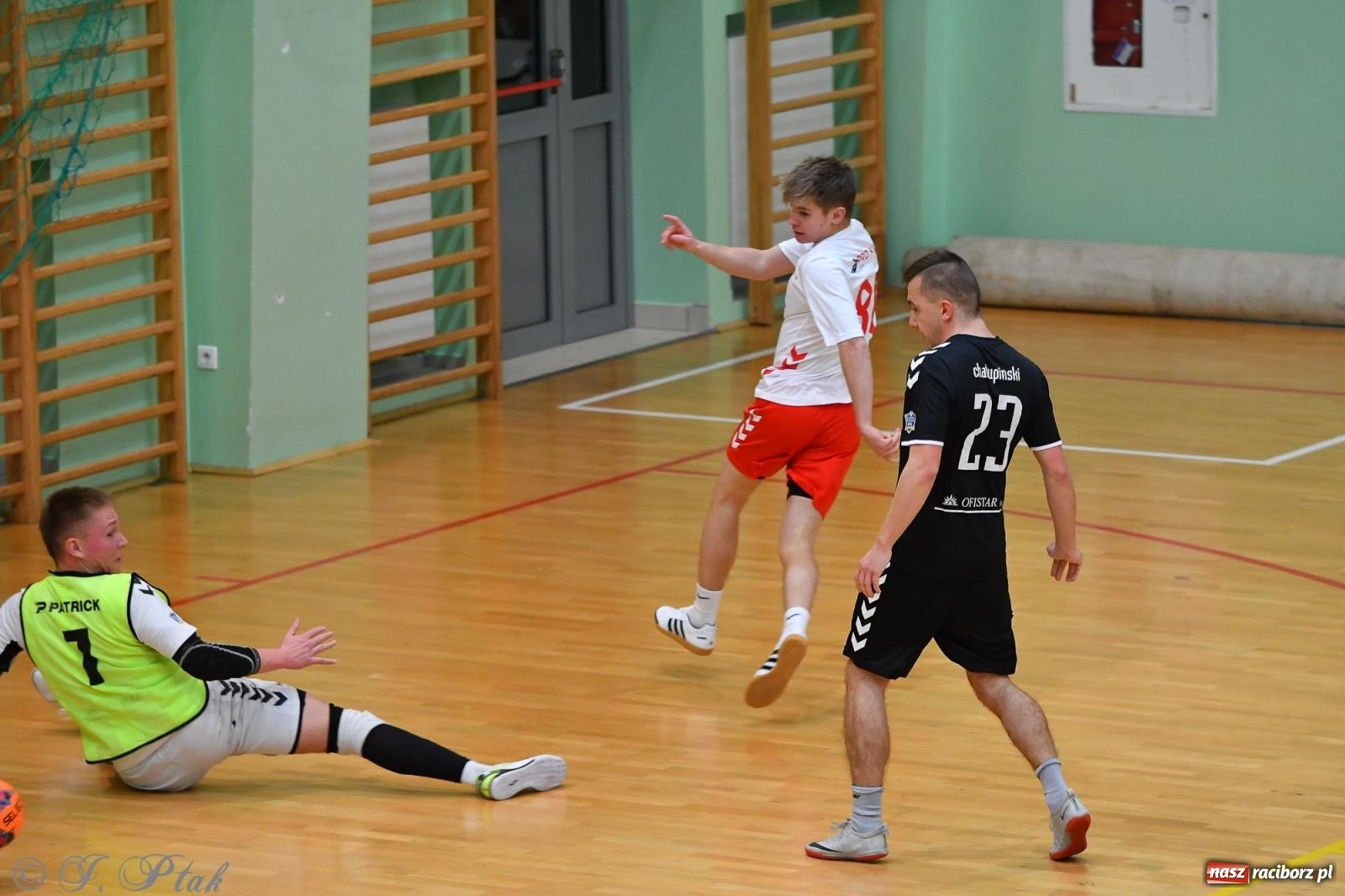 Zdjęcie w galerii na portalu naszraciborz.pl: Halowe emocje na start. Wróciły rozgrywki HLPN [FOTO i WYNIKI] wiadomości z regionu