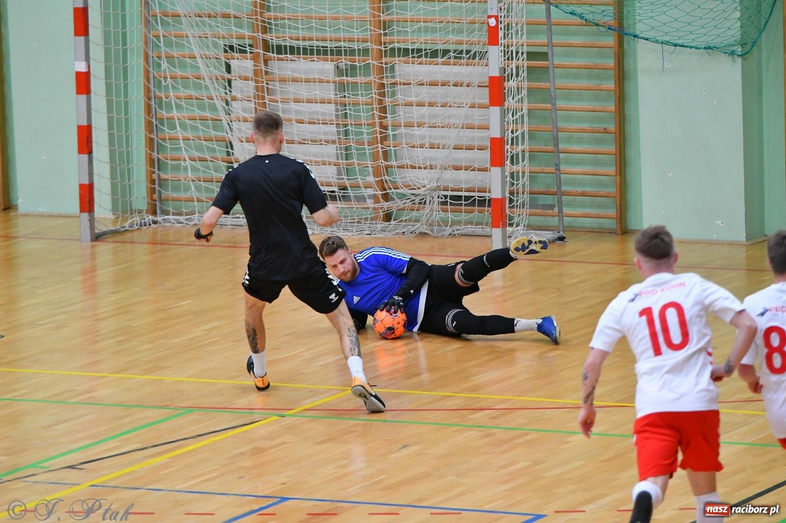 Zdjęcie w galerii na portalu naszraciborz.pl: Halowe emocje na start. Wróciły rozgrywki HLPN [FOTO i WYNIKI] wiadomości z regionu