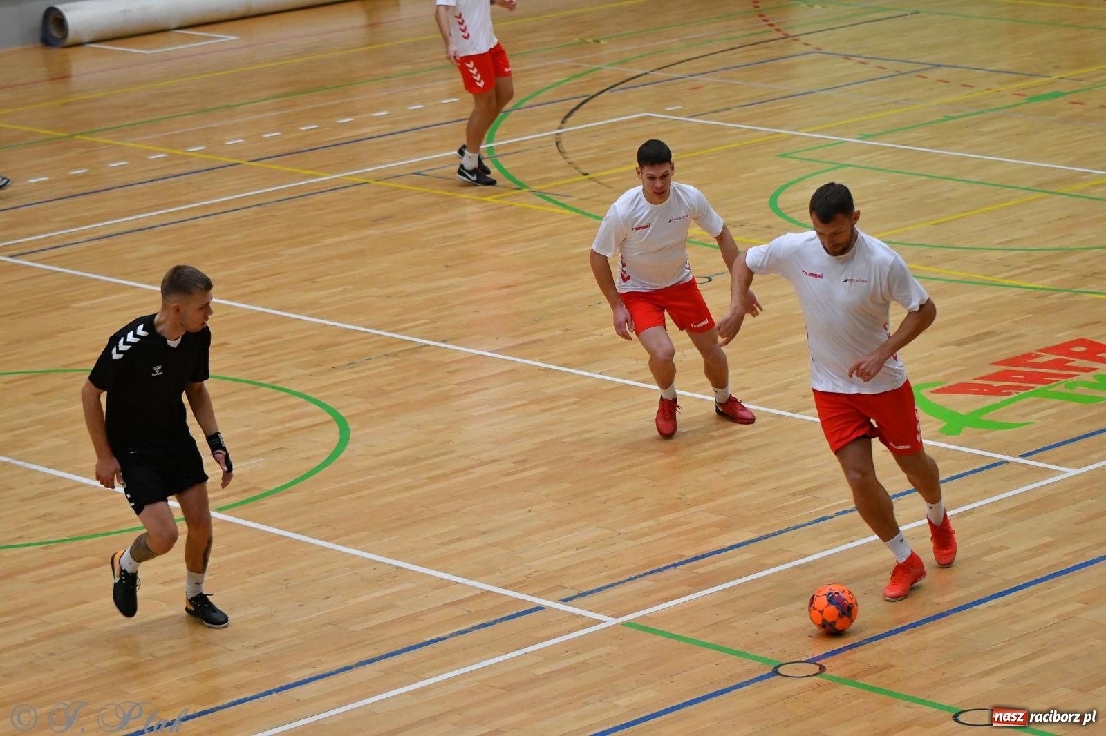 Zdjęcie w galerii na portalu naszraciborz.pl: Halowe emocje na start. Wróciły rozgrywki HLPN [FOTO i WYNIKI] wiadomości z regionu
