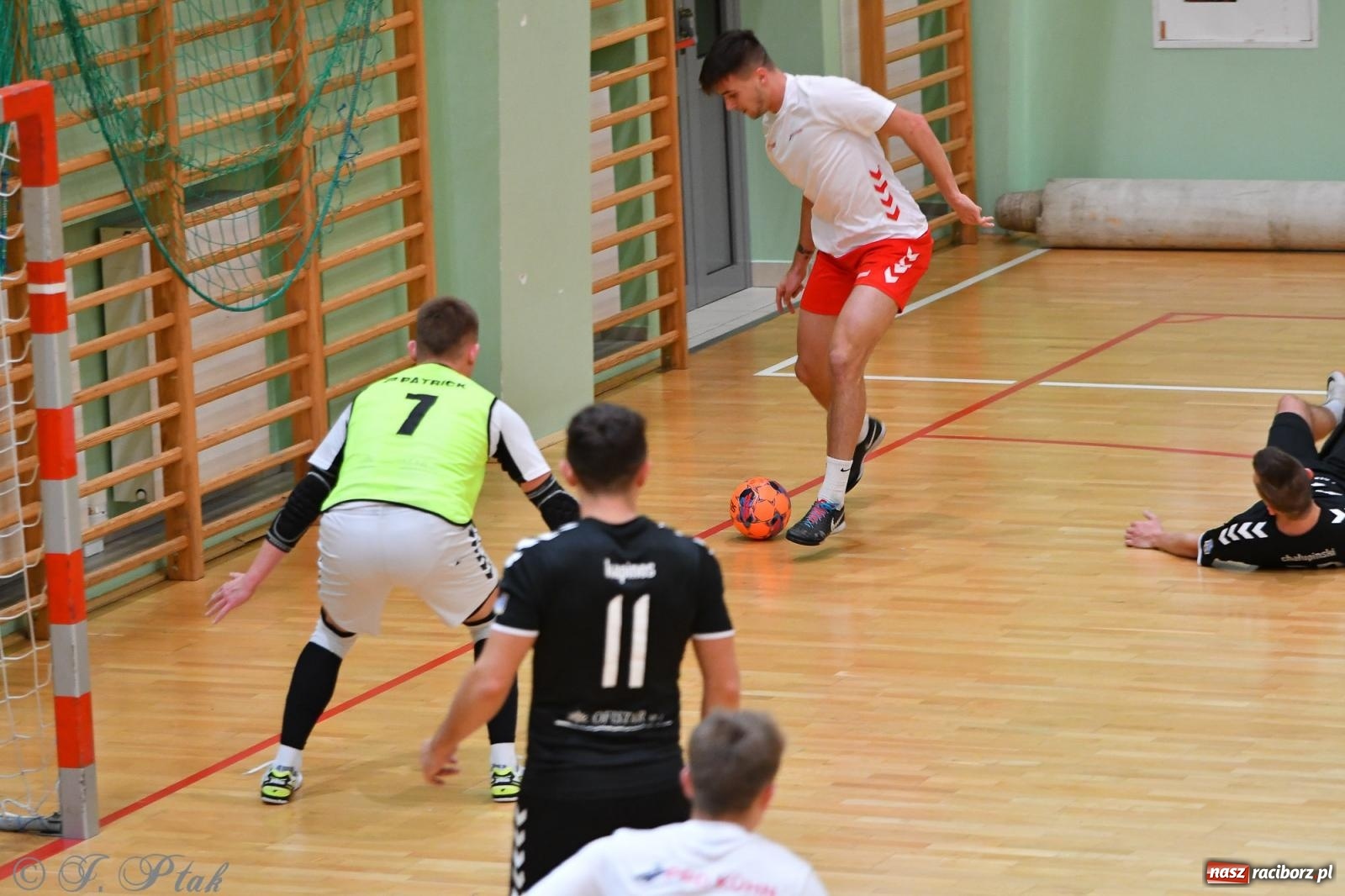 Zdjęcie w galerii na portalu naszraciborz.pl: Halowe emocje na start. Wróciły rozgrywki HLPN [FOTO i WYNIKI] wiadomości z regionu