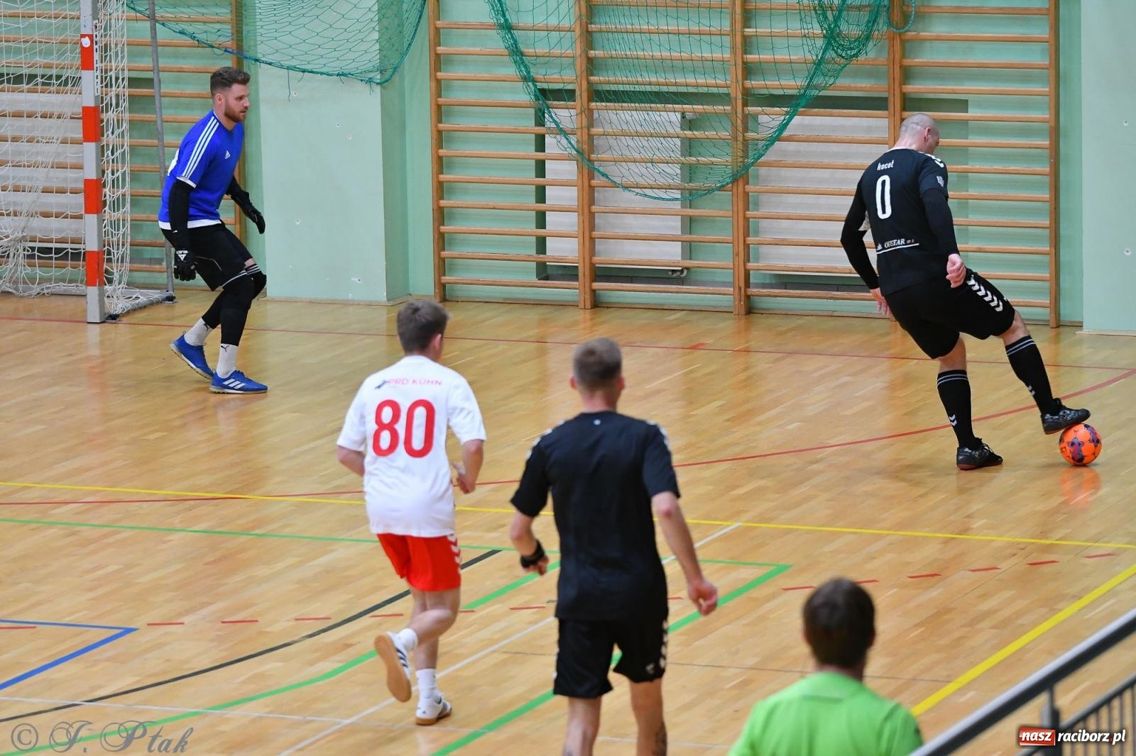 Zdjęcie w galerii na portalu naszraciborz.pl: Halowe emocje na start. Wróciły rozgrywki HLPN [FOTO i WYNIKI] wiadomości z regionu