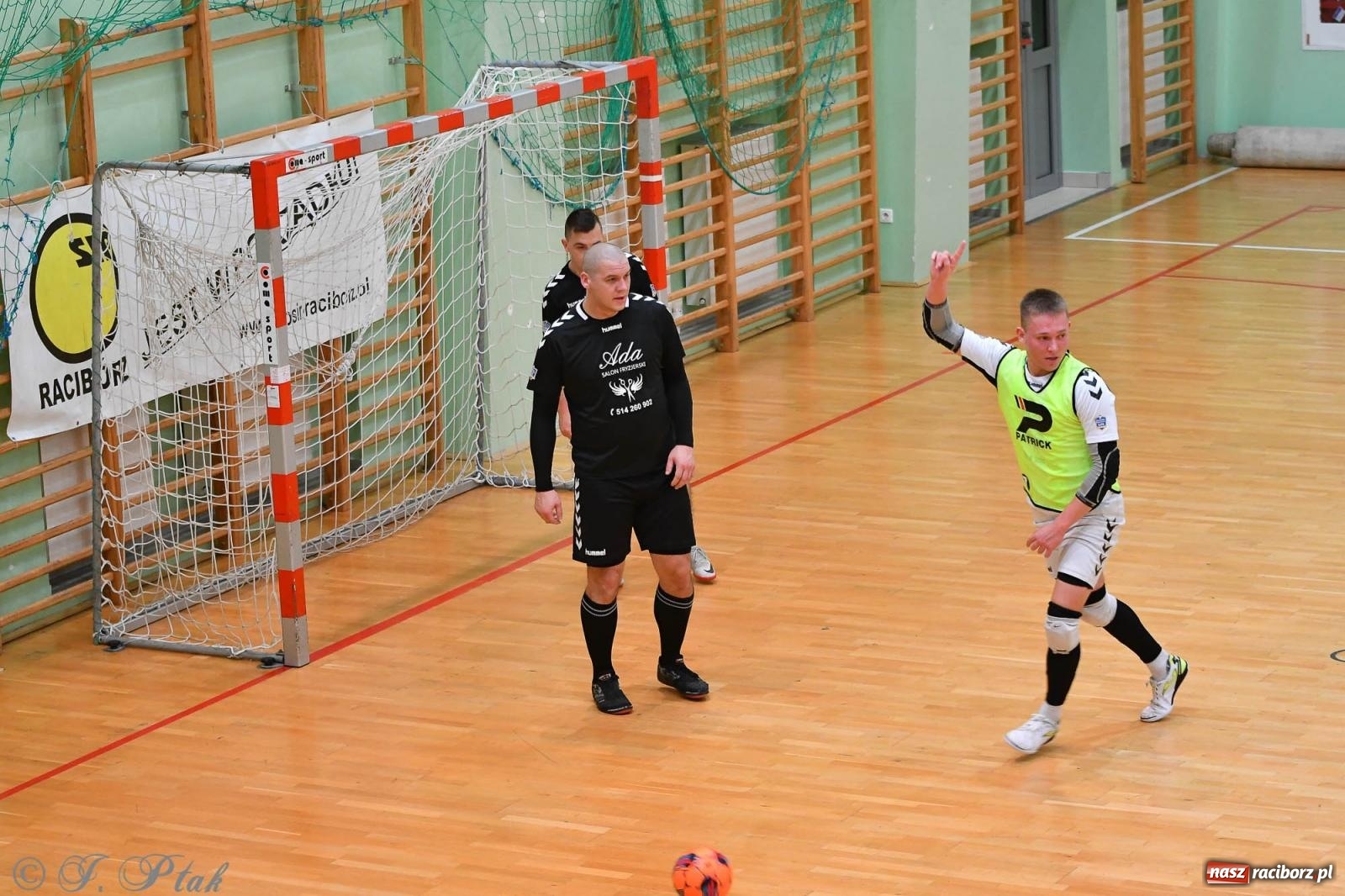 Zdjęcie w galerii na portalu naszraciborz.pl: Halowe emocje na start. Wróciły rozgrywki HLPN [FOTO i WYNIKI] wiadomości z regionu