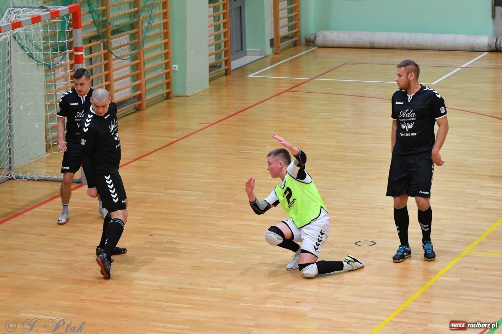 Zdjęcie w galerii na portalu naszraciborz.pl: Halowe emocje na start. Wróciły rozgrywki HLPN [FOTO i WYNIKI] wiadomości z regionu